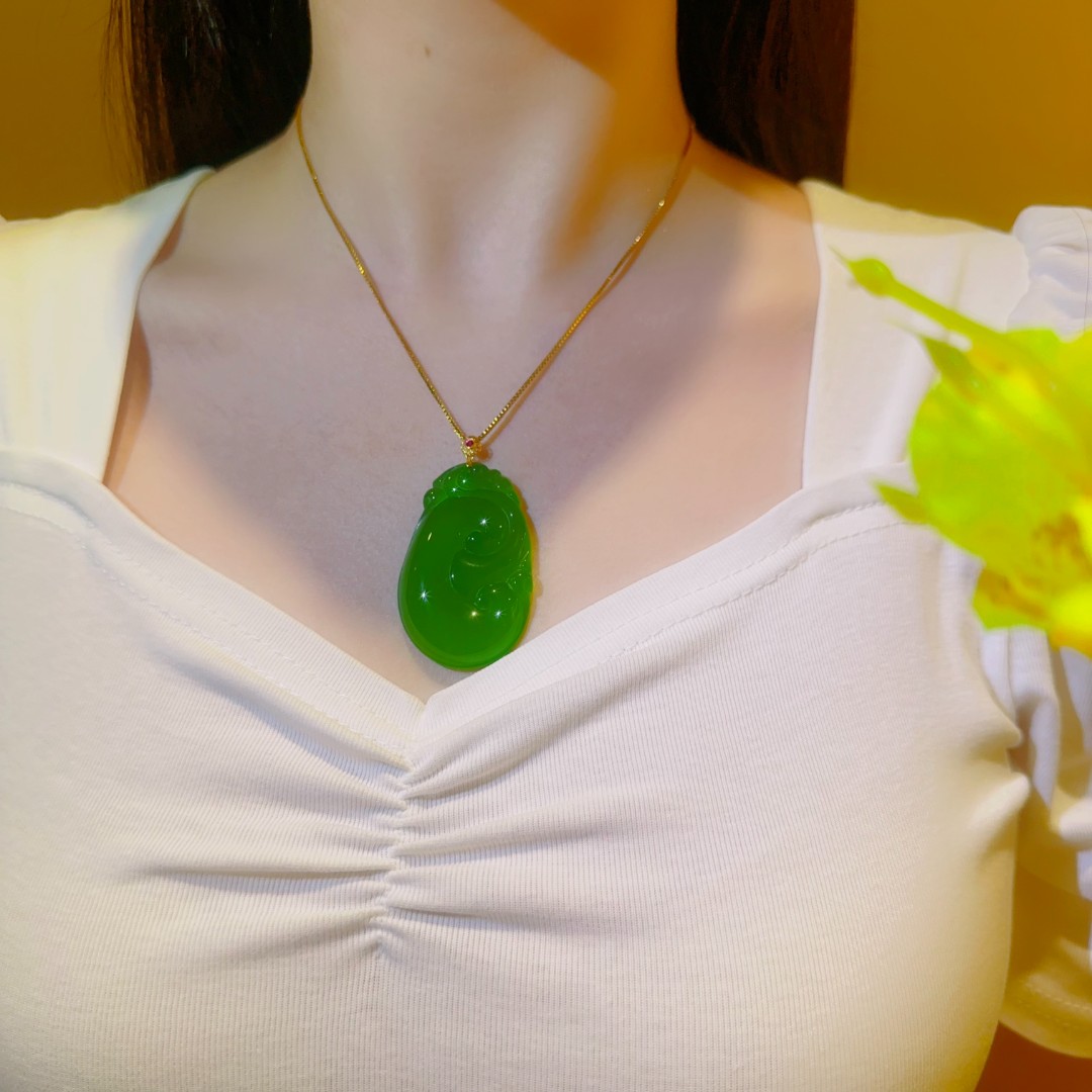 QIAOZUN/巧尊天然高品质玉髓18k金冰透阳绿如意吊坠简约时尚款