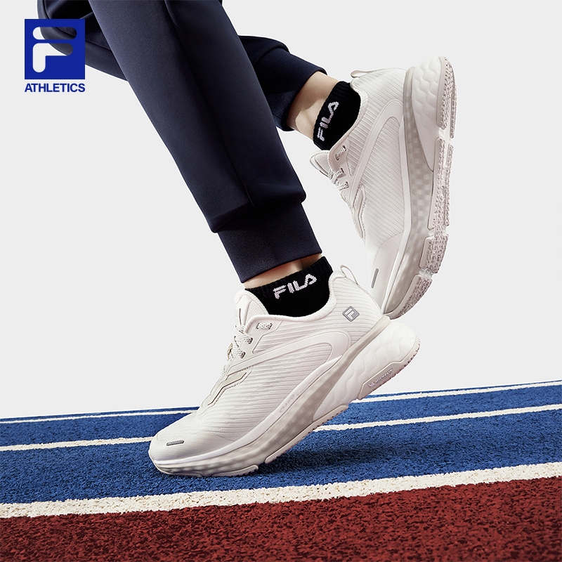 Fila/斐乐女子缓震春季新款舒适网面透气猎豹跑步鞋 A12W411113F