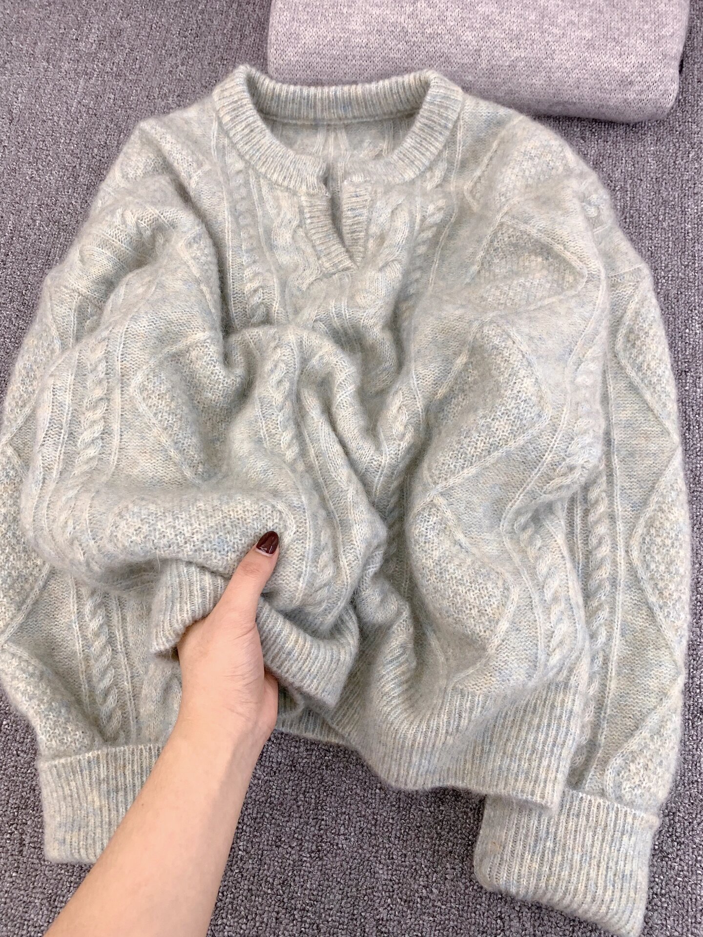 高级感灰色v领麻花高级感套头毛衣女秋冬慵懒加厚内搭针织衫上衣