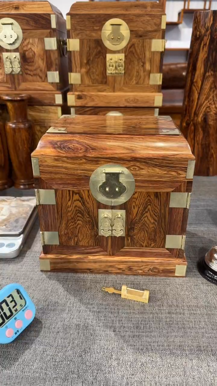 【闪购商品】黄花梨根雕官箱