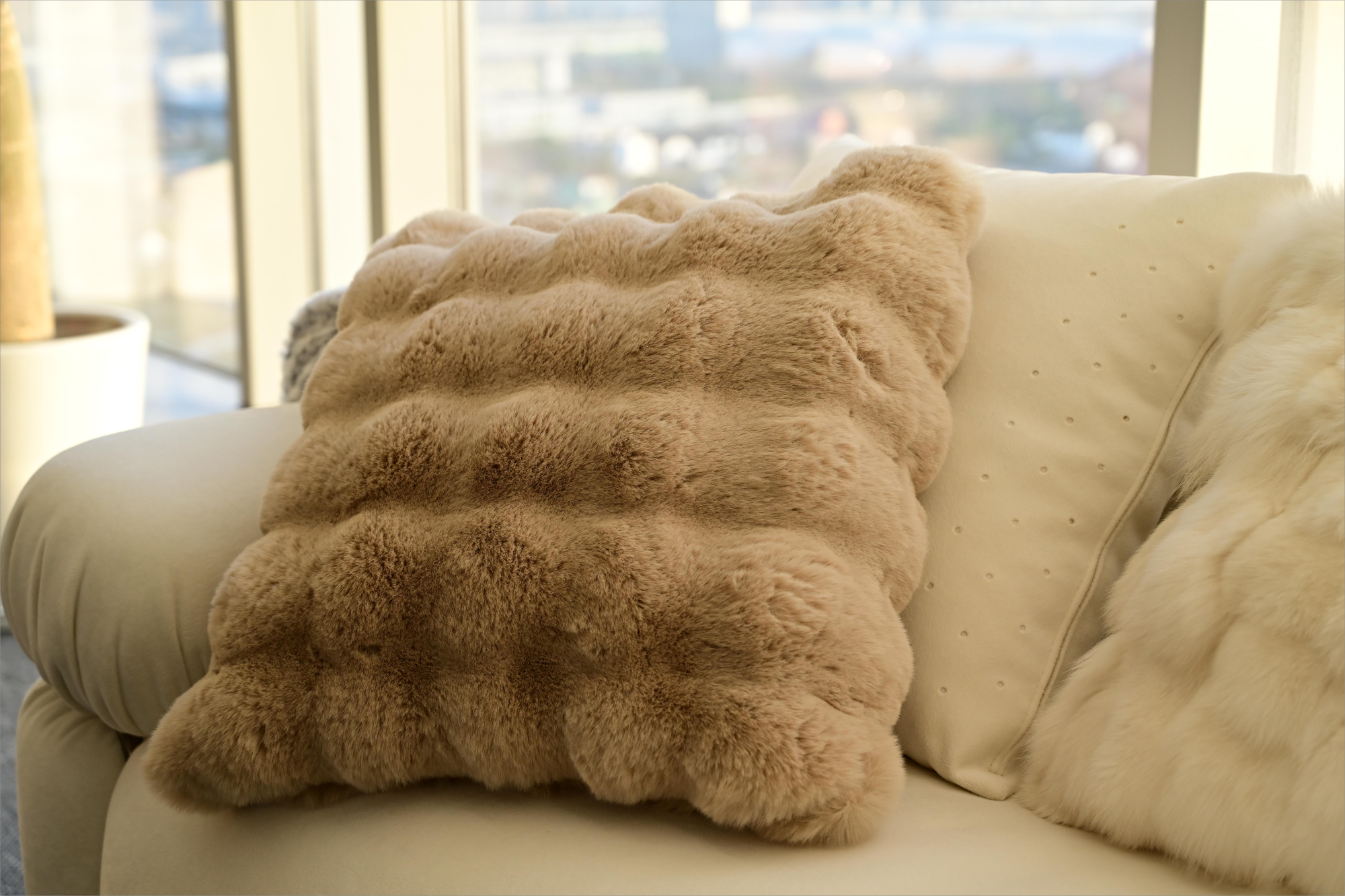 托斯卡纳纯色双面仿兔毛抱枕沙发靠背垫高克重900g轻奢（赠送枕芯）