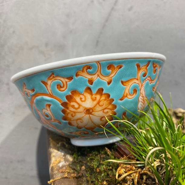 民国松石绿底矾红缠枝莲花碗