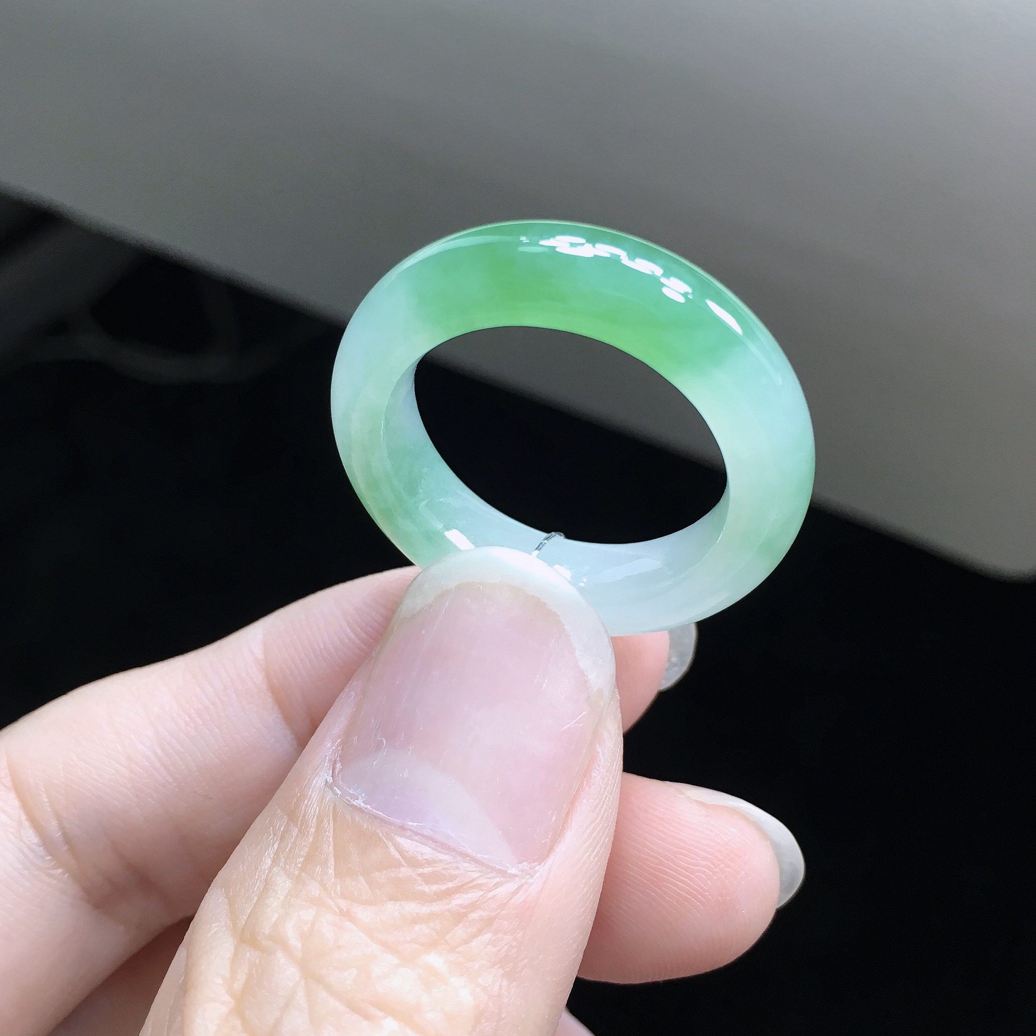 21-22号圈 天然A货缅甸翡翠 冰润飘绿戒指 尺寸19.3×6.3×4.9mm