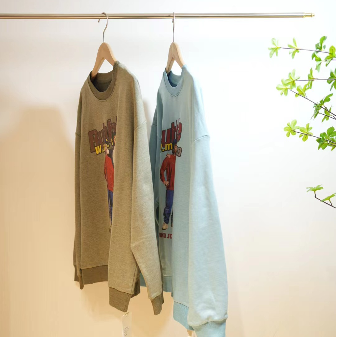 1-70-一款两色胸前复古人物印花休闲圆领卫衣