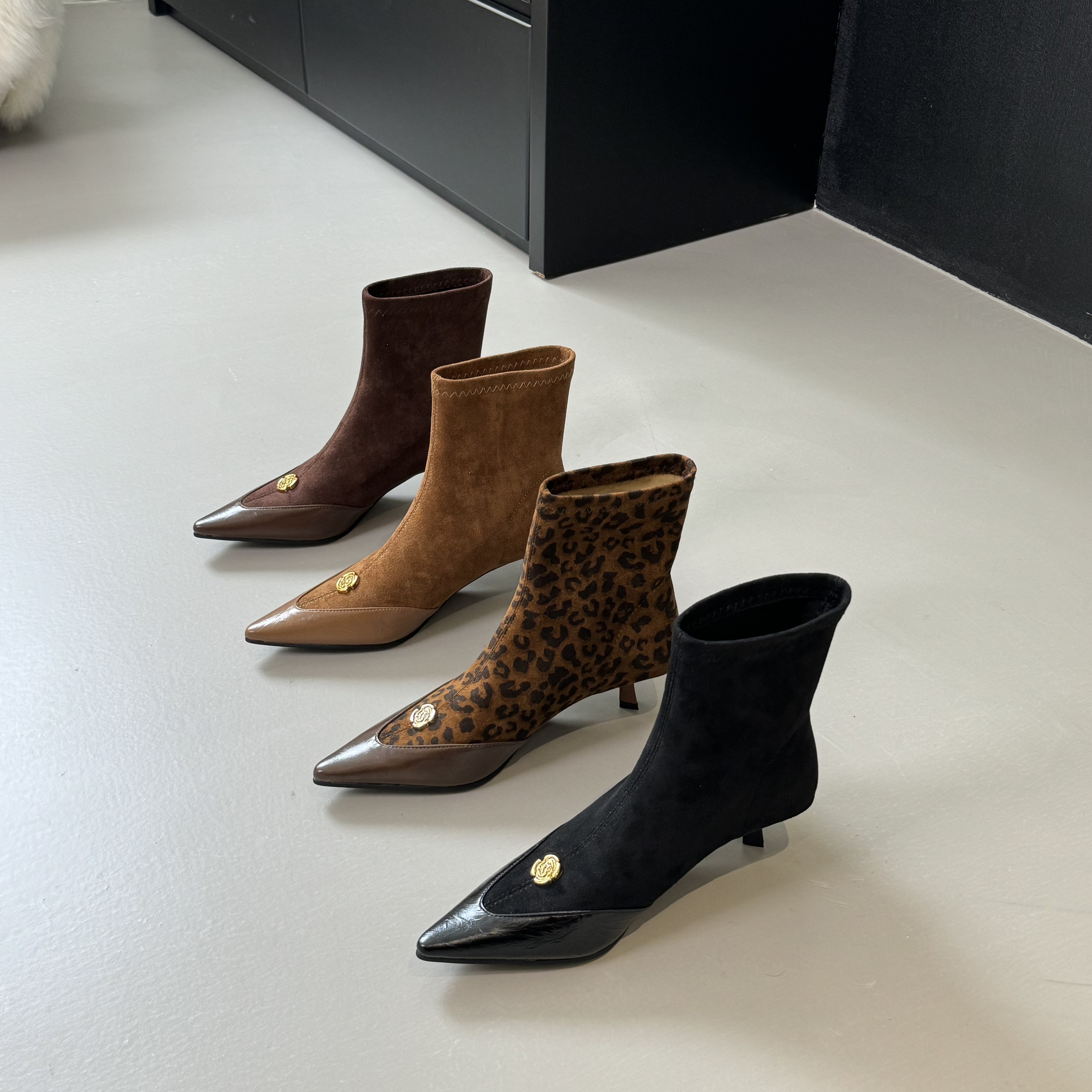 小香风女靴尖头细跟小短靴2025年秋冬新款法式复古绒面气质瘦瘦靴