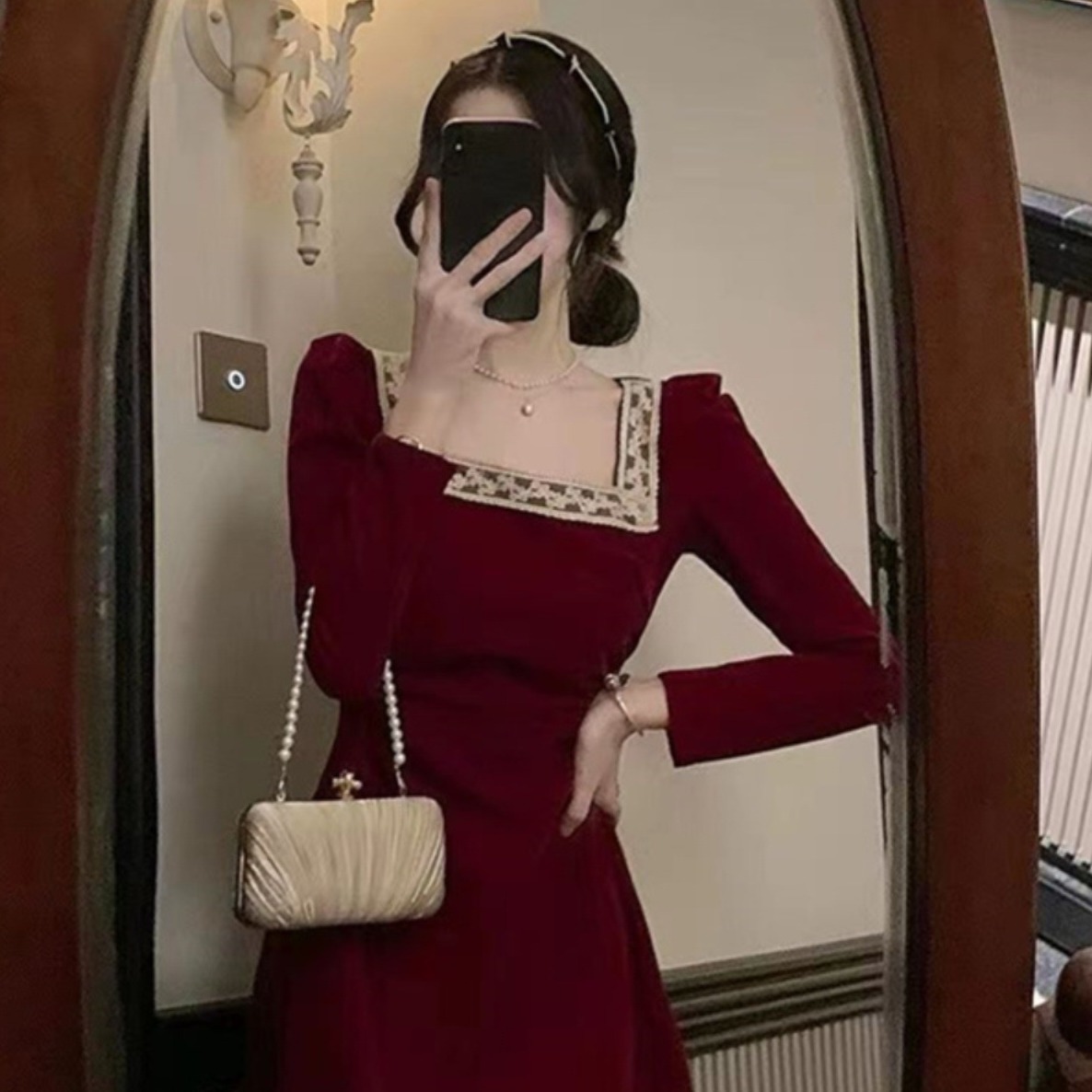 红色连衣裙女2023秋冬新款方领复古收腰显瘦高级感本命年订婚礼服