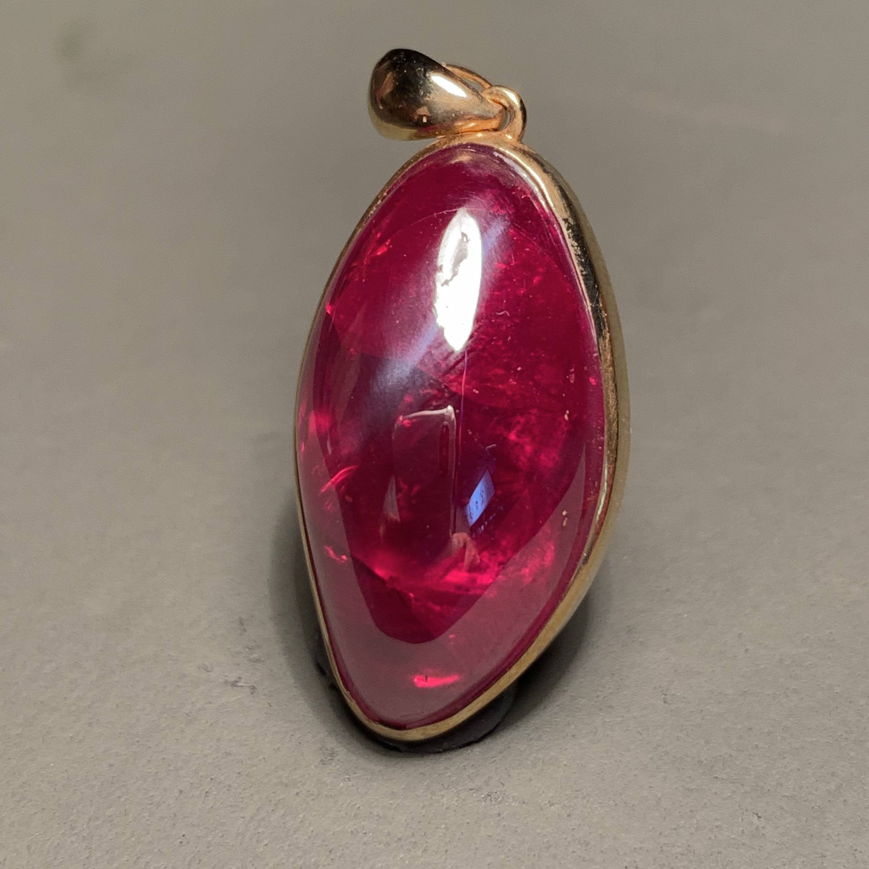 天然辰砂单晶体红软宝石大蛋面镶嵌18K吊坠高货收藏款女款