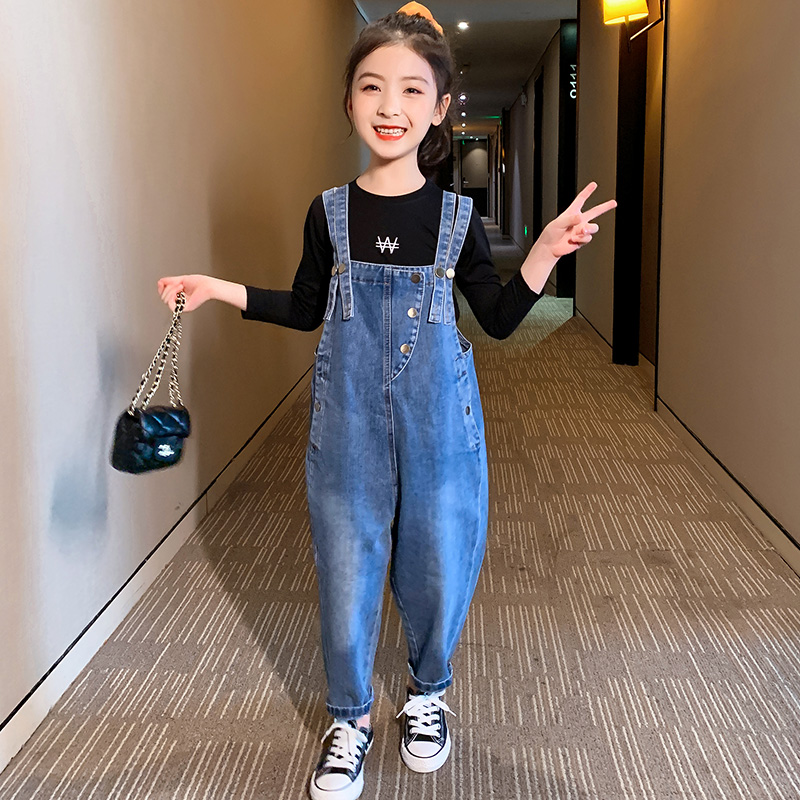 女童春装儿童套装2023新款大童时髦洋气春秋卫衣牛仔背带裤两件套