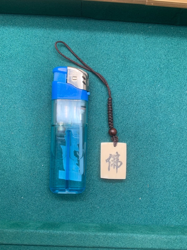 挂饰小佛牌，配挂小件。