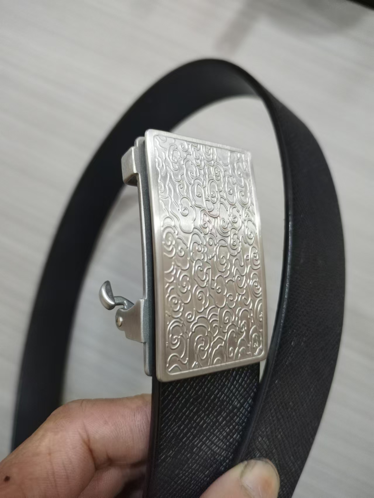 意大利植鞣革纯手工男士腰带真皮，百搭内穿无牙无孔不锈钢扣头。