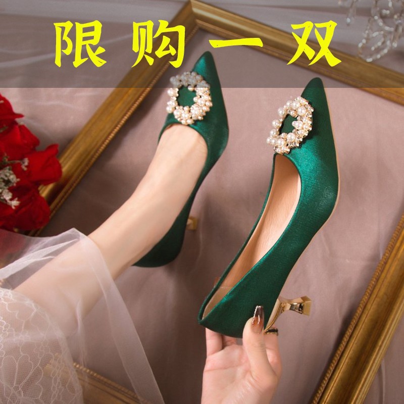 红蜻蜓牌绿色婚鞋女单鞋细中跟粗跟平底鞋珍珠圆扣绸缎面结婚新