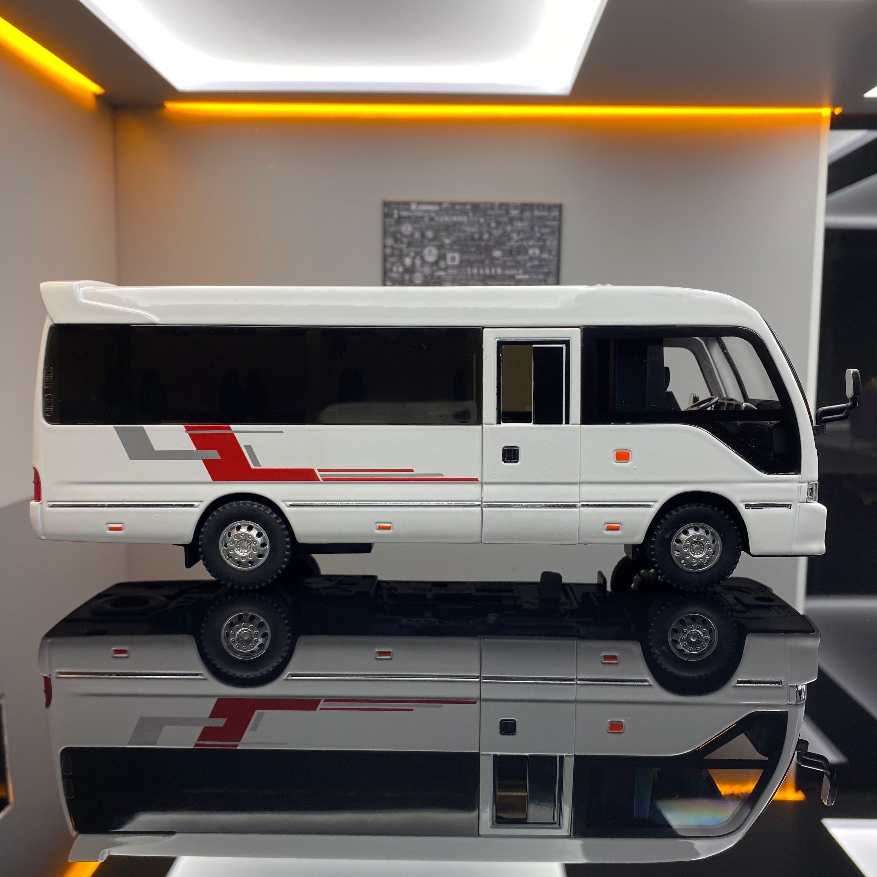 【陆地头等舱】考斯特合金全开1:32汽车模型礼品摆件