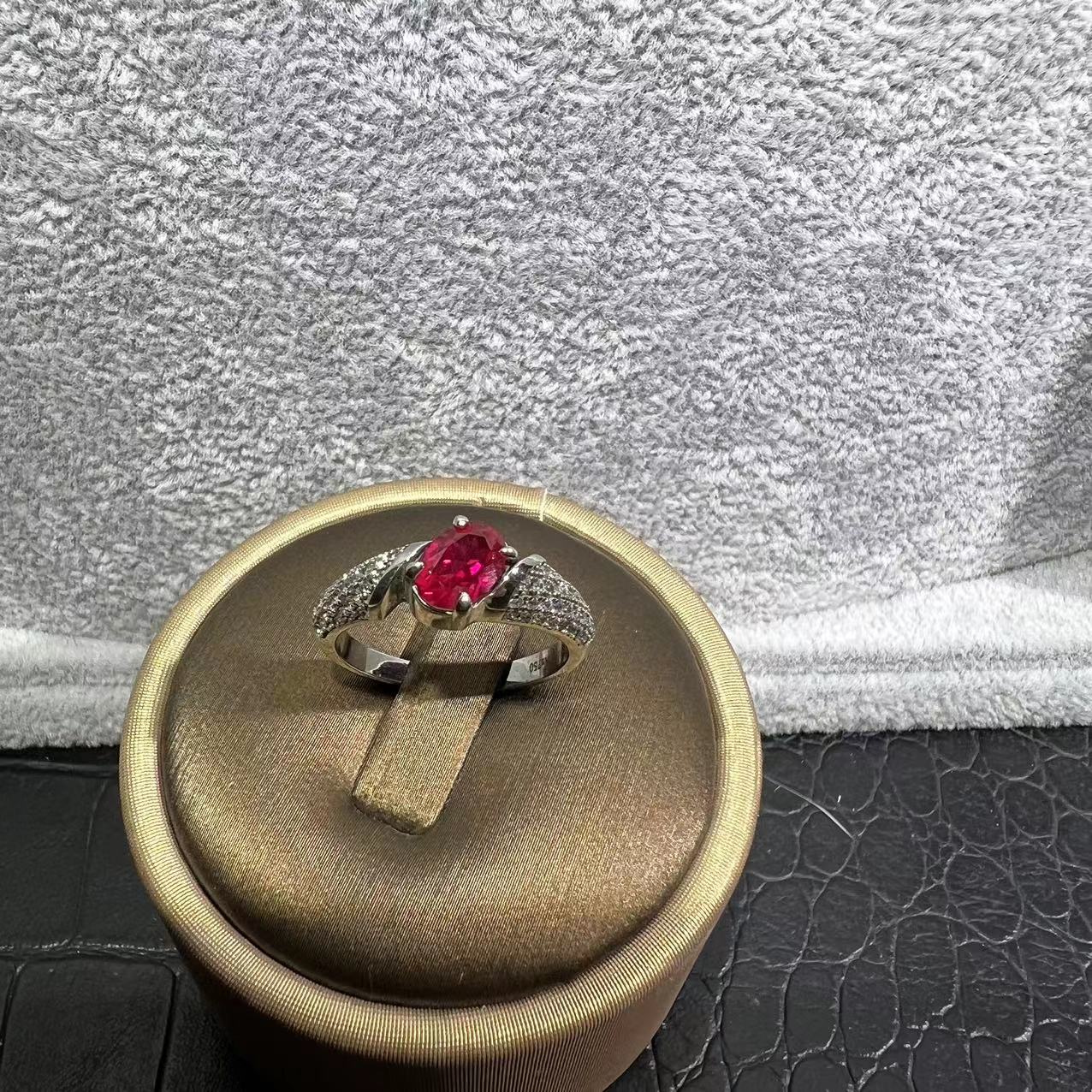 带包装马蹄红宝蛋面戒指1ct.H