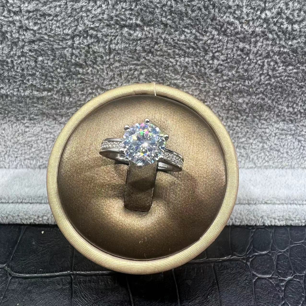 带礼品包装戒指 天花板卡家皇后两克拉2.0ct.H