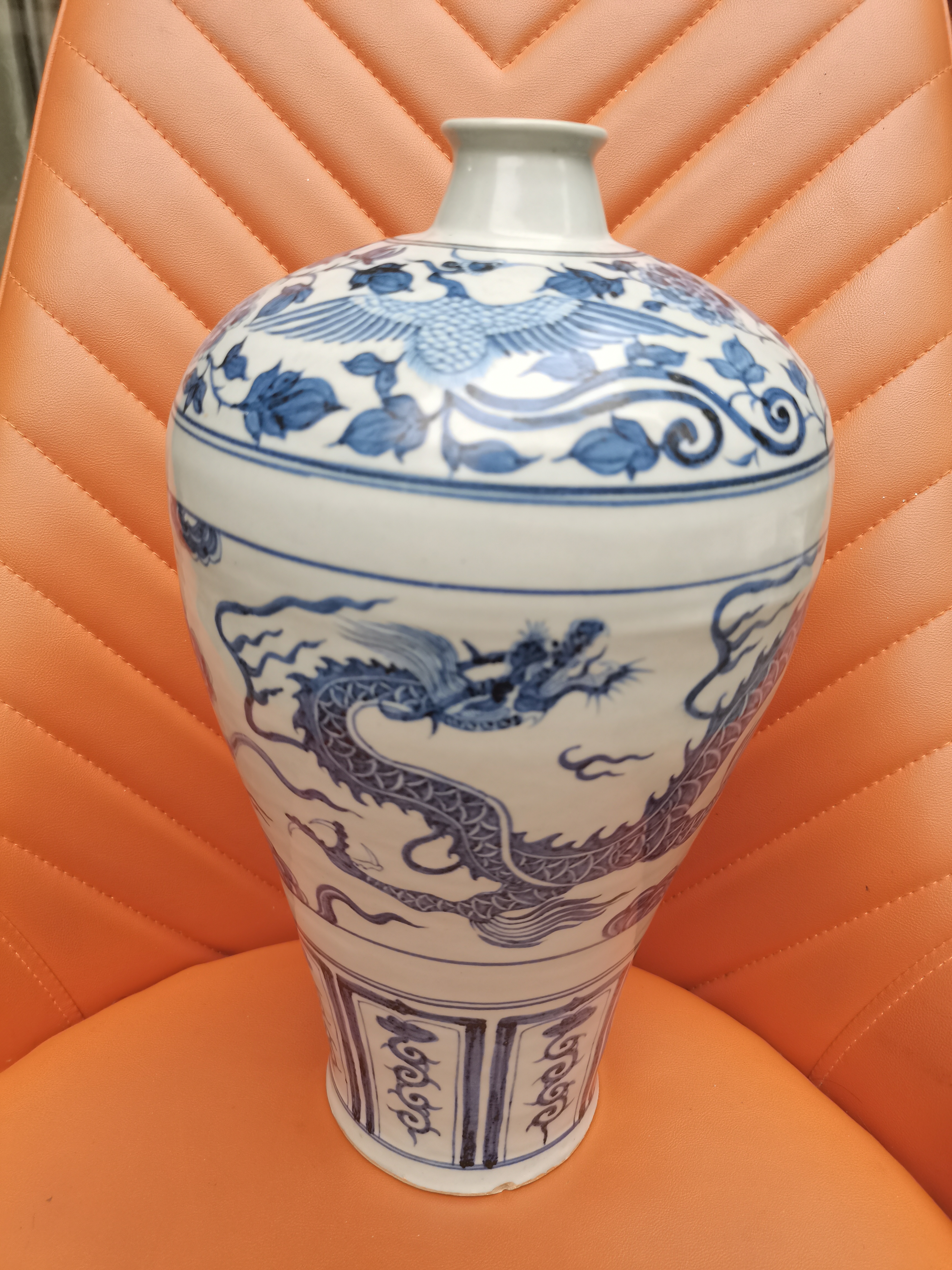青花缠枝莲纹龙纹梅瓶