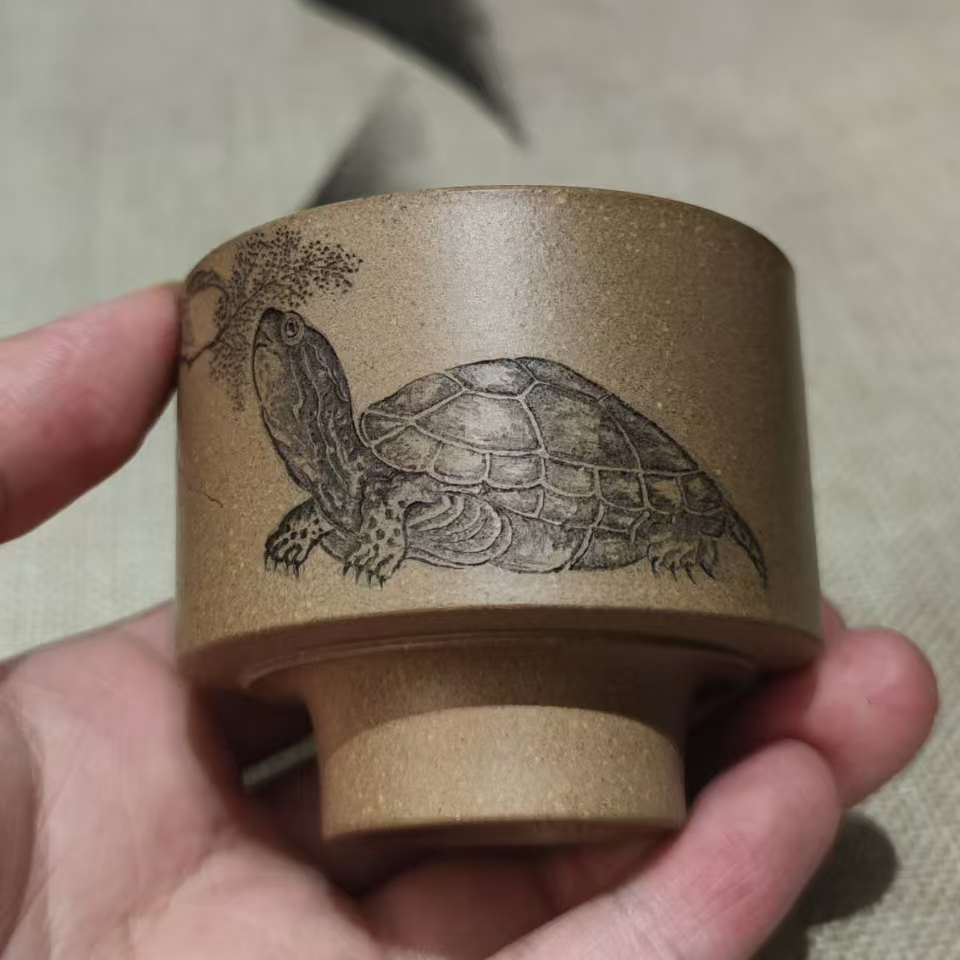 《悠然》乌龟全手工刻绘精刻宜兴原矿紫砂主人杯茶杯段泥青段