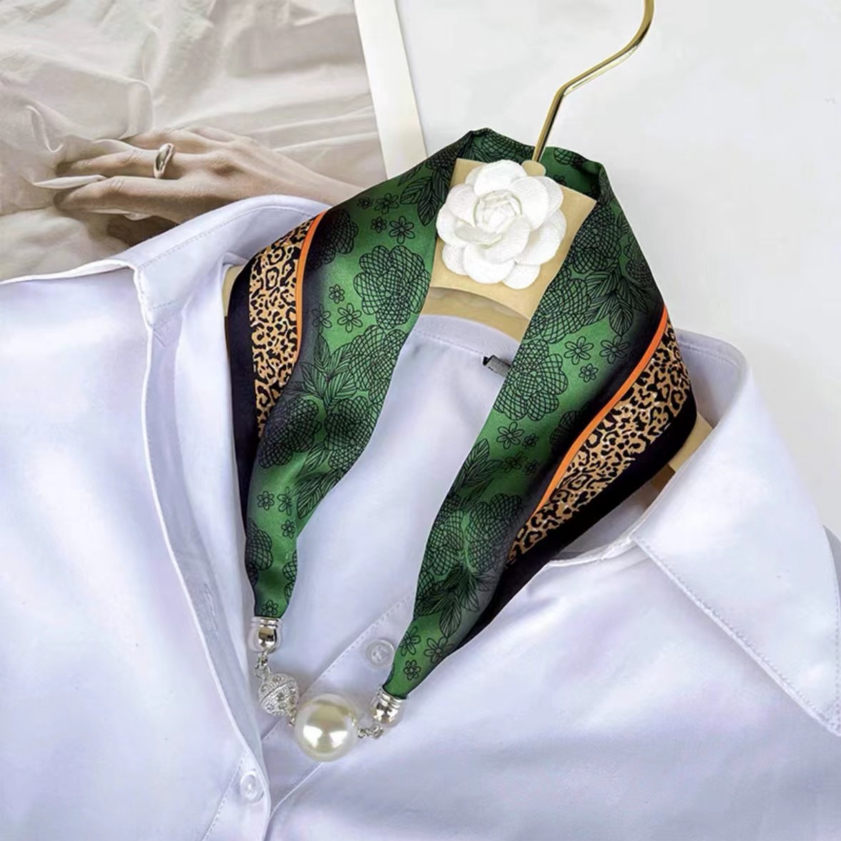 【新芳】【多功能磁扣百搭丝巾】新款防晒护颈洋气披肩头巾装饰围巾