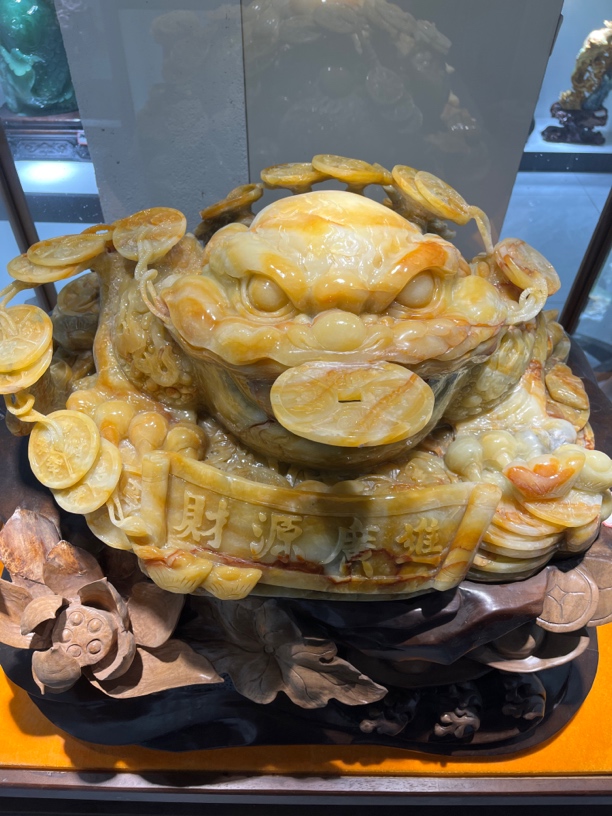 岫玉手工雕刻金蟾金色精美立体雕工大尺寸落地摆件收藏家具摆件