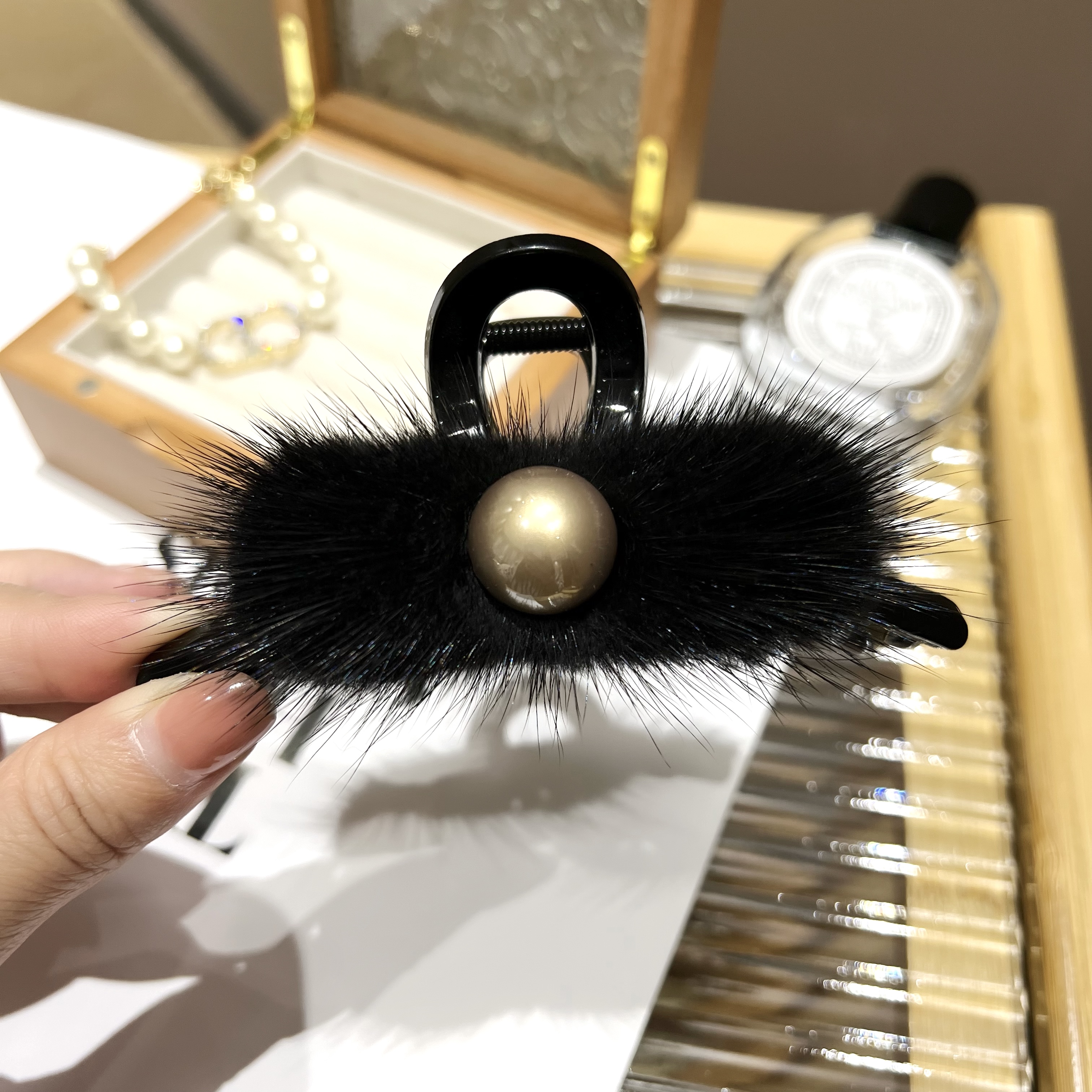 黑色毛绒亚克力金色珠珠大号抓夹高级感后脑勺鲨鱼夹子秋冬头饰品