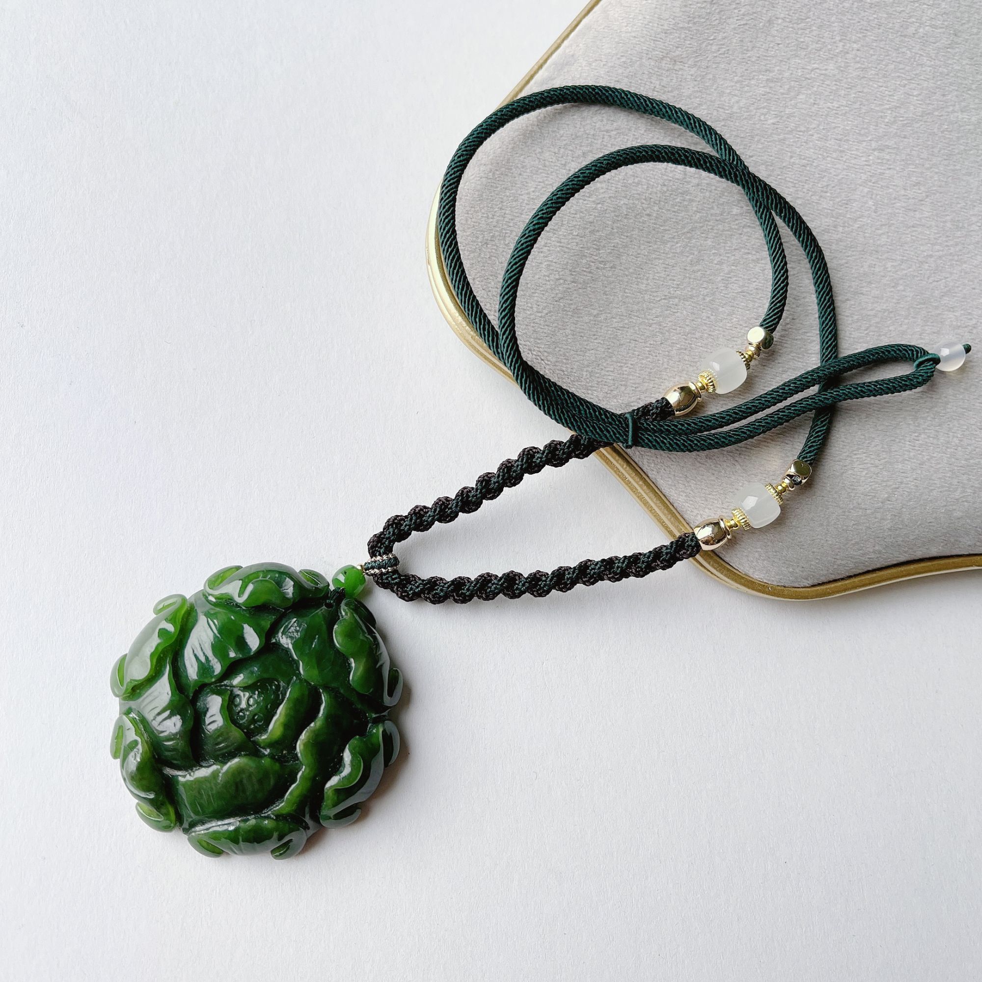 晶雁±50mm和田玉碧玉菠菜绿牡丹花吊坠雕刻时尚