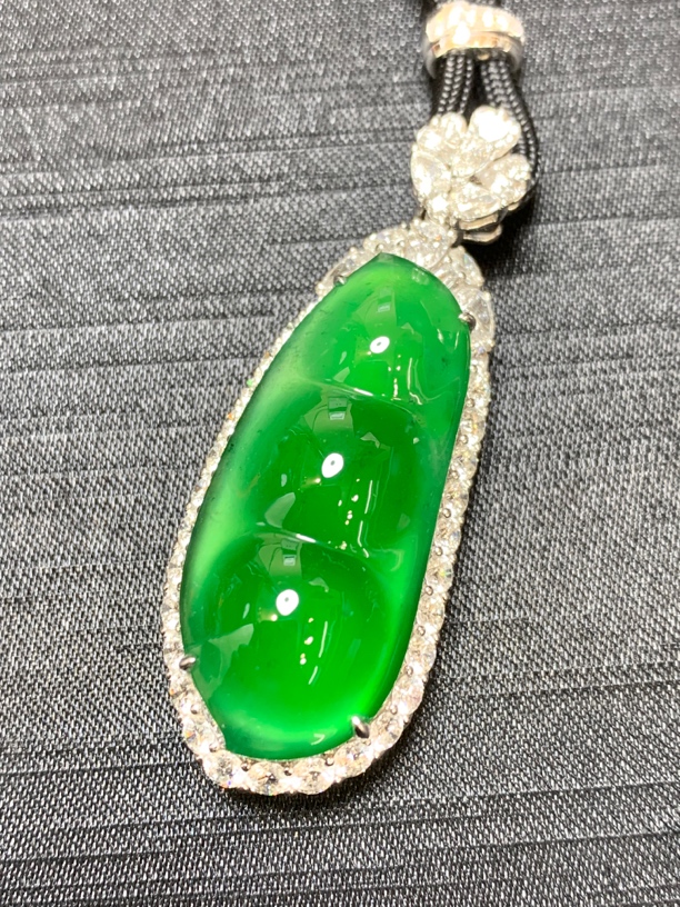 天然A货翡翠福豆帝王绿吊坠镶嵌冰绿高冰种满绿气质