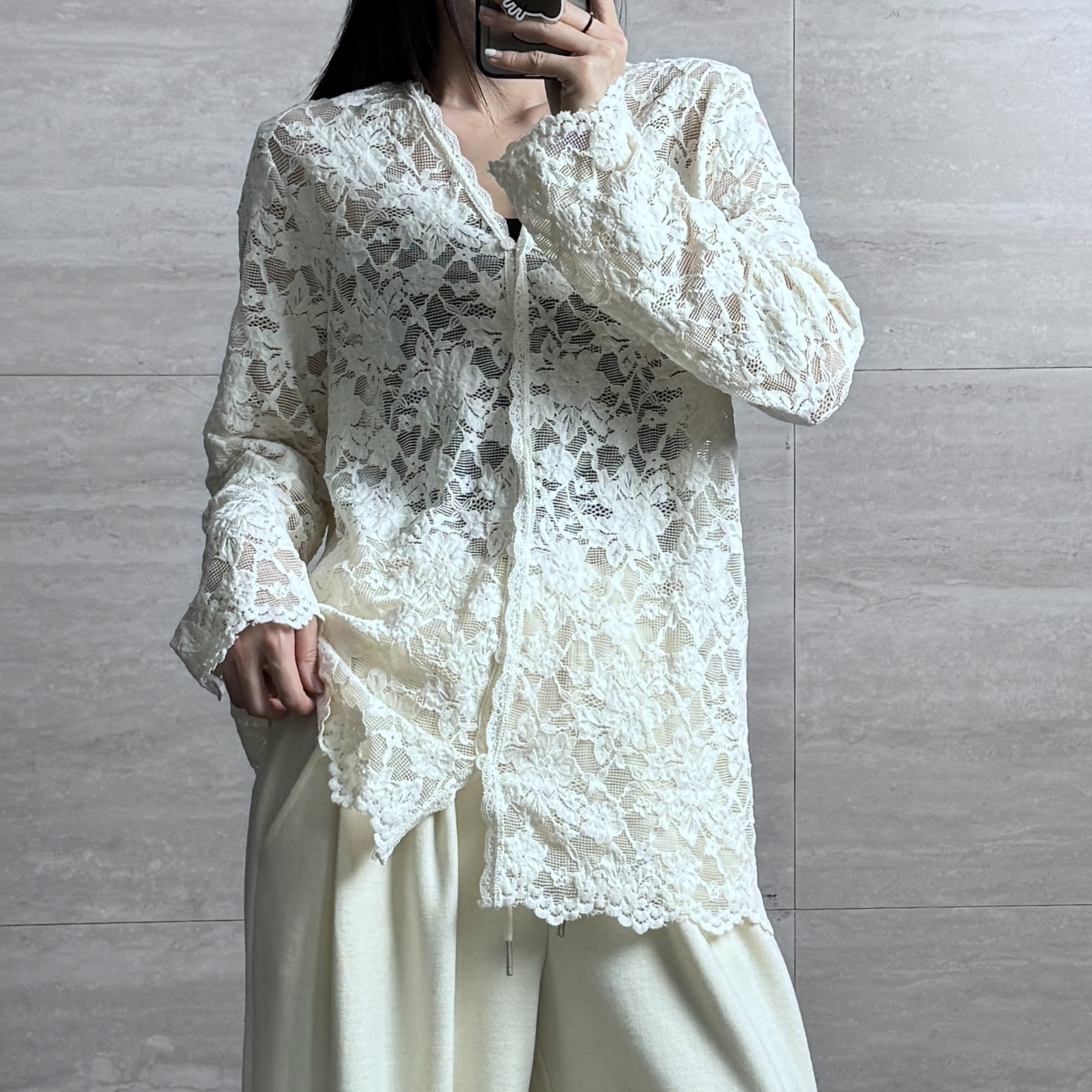 204冬季新款法式V领蕾丝钩花单排扣镂空百搭气质打底衫女111799