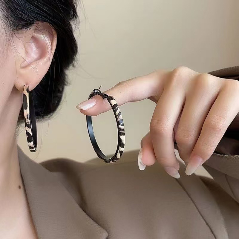 铜合金耳饰 豹纹耳环女高级感耳圈5cm夸张美拉德耳饰～