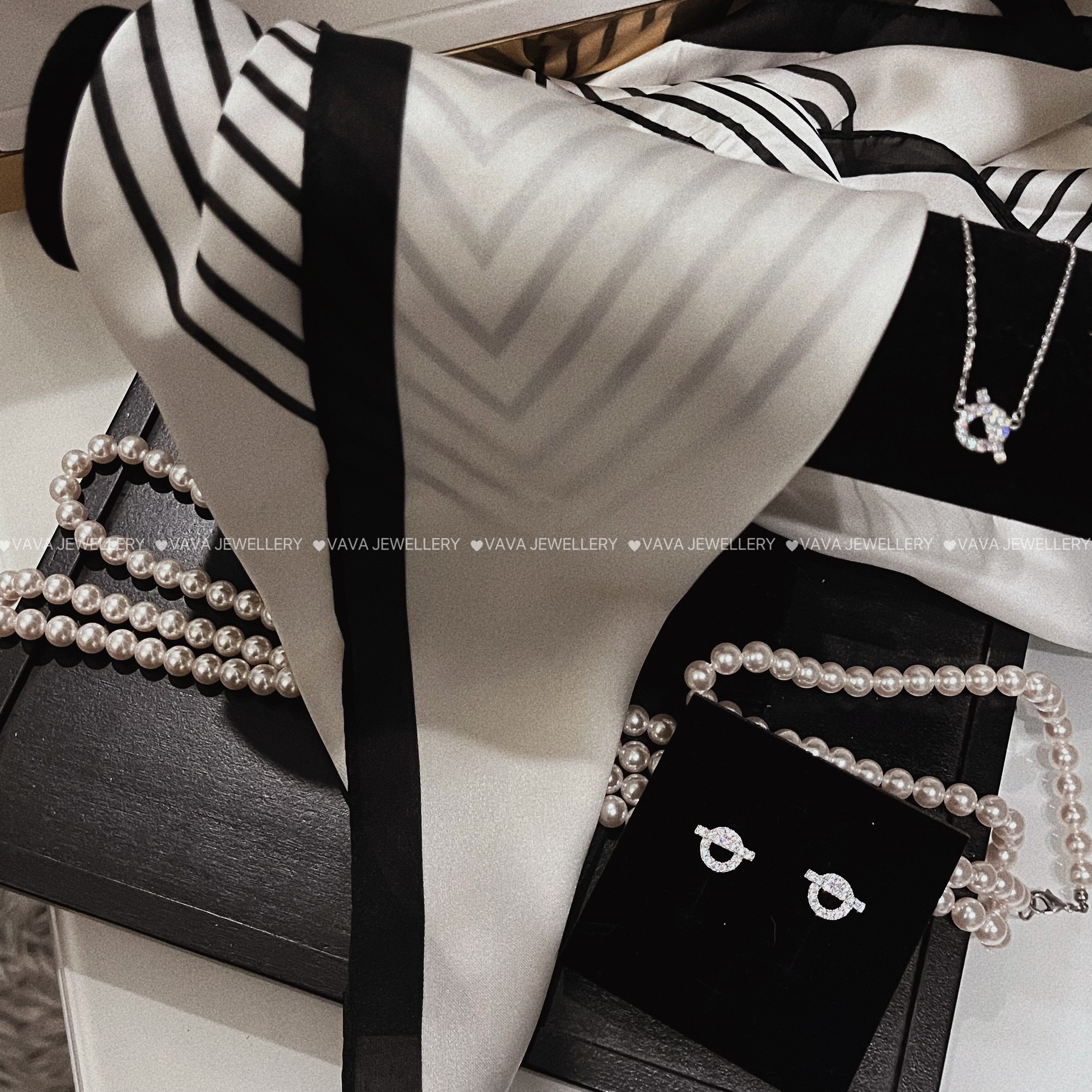 【VaVa】猪鼻子小q字母           经典设计师款丝巾