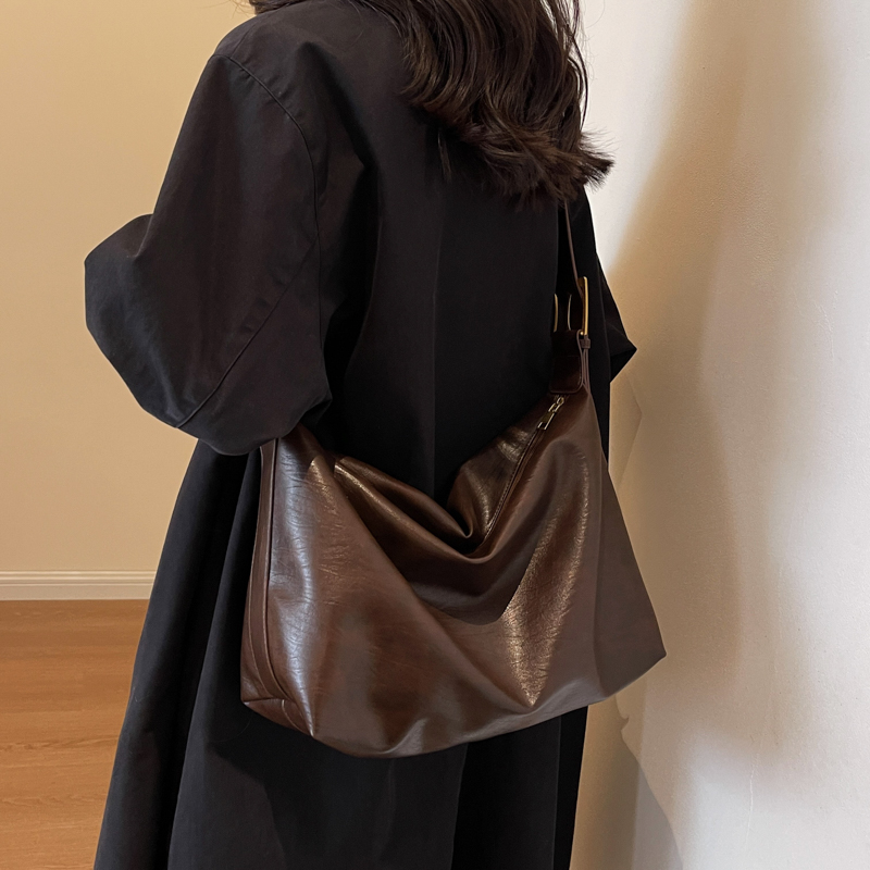 高级质感大容量包女2023新款秋冬休闲简约通勤单肩斜挎软皮托特包