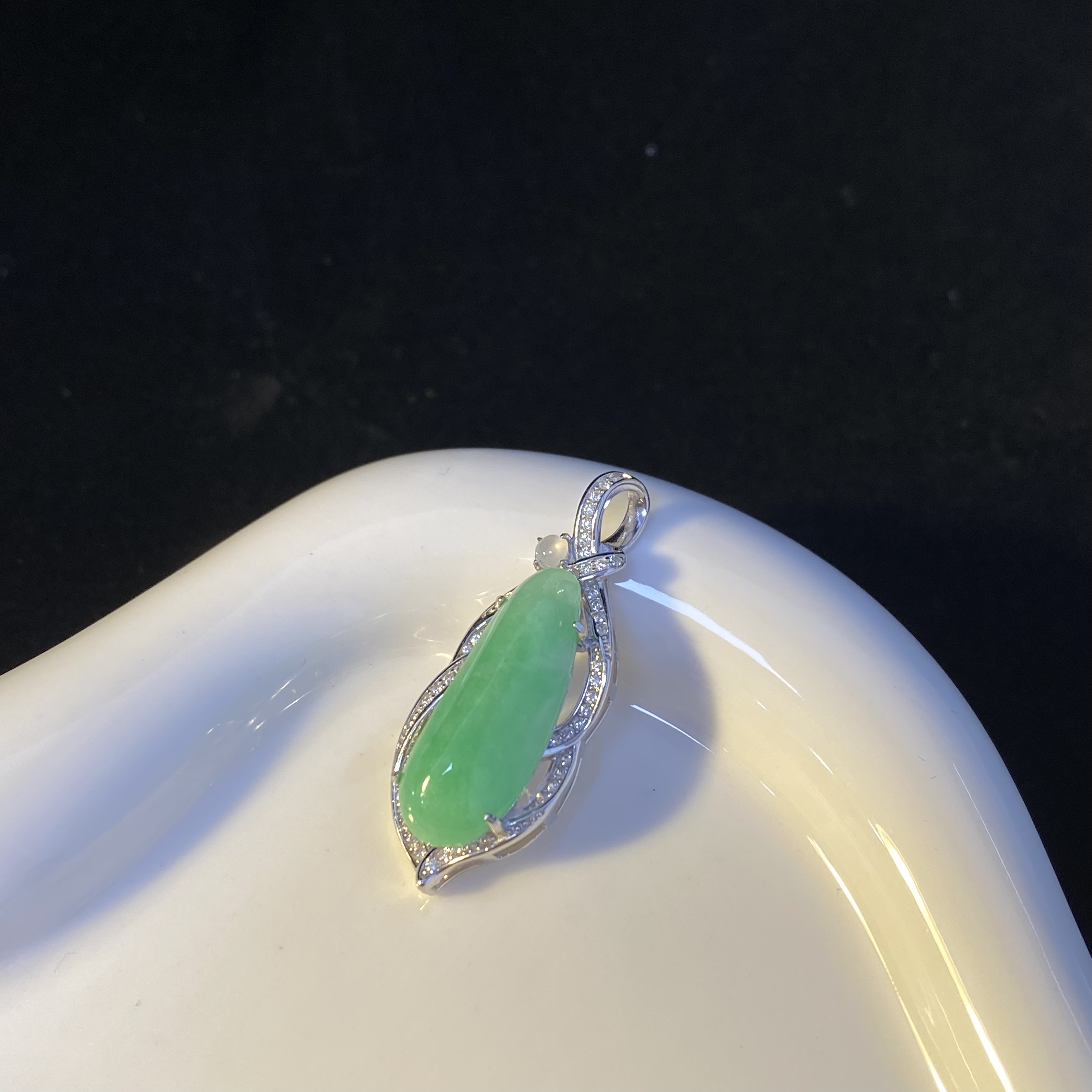 翡翠阳绿福瓜吊坠  气质精美款吊坠