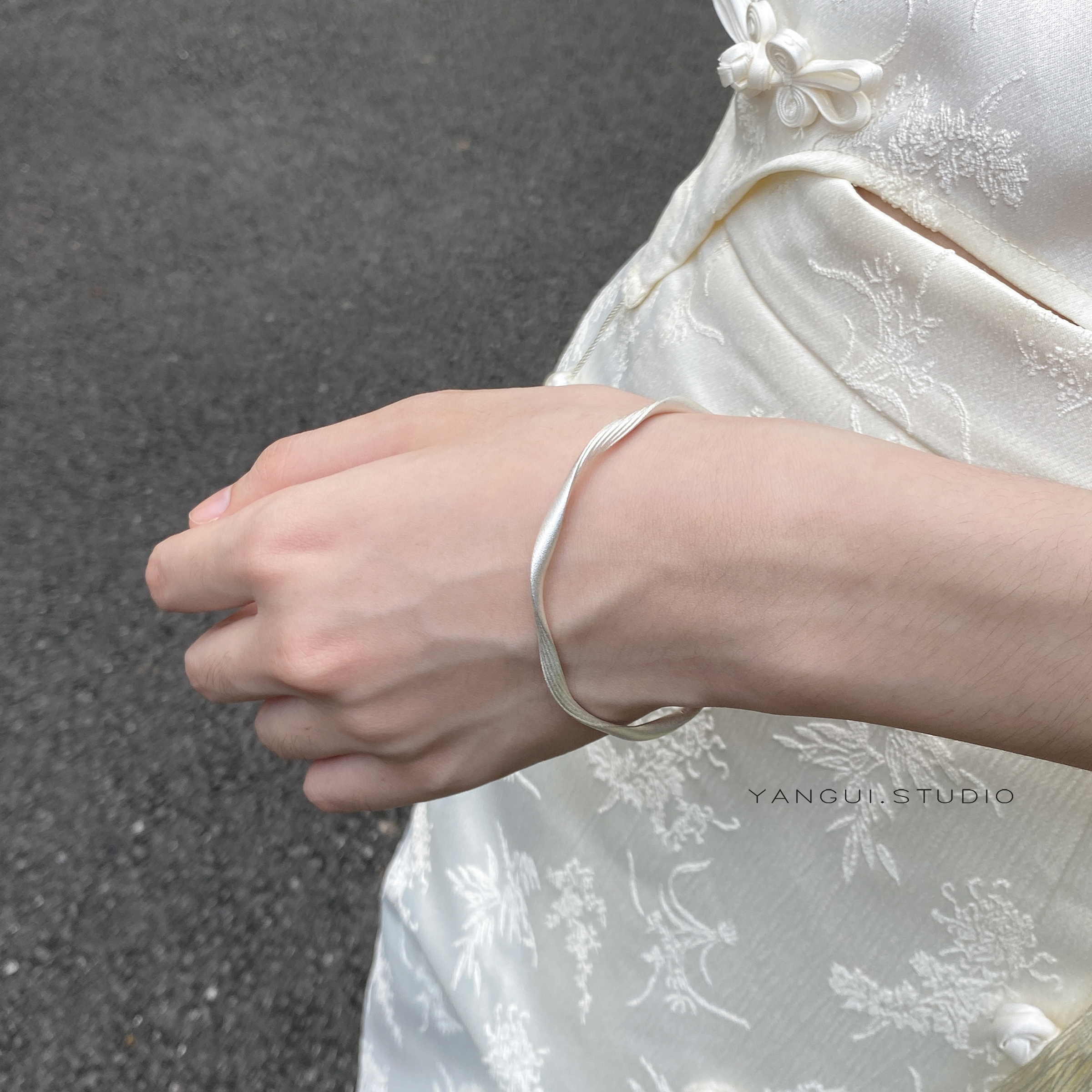 足银手镯 燕归原创「星野」高级感动态莫比乌斯环简约素圈实心手镯