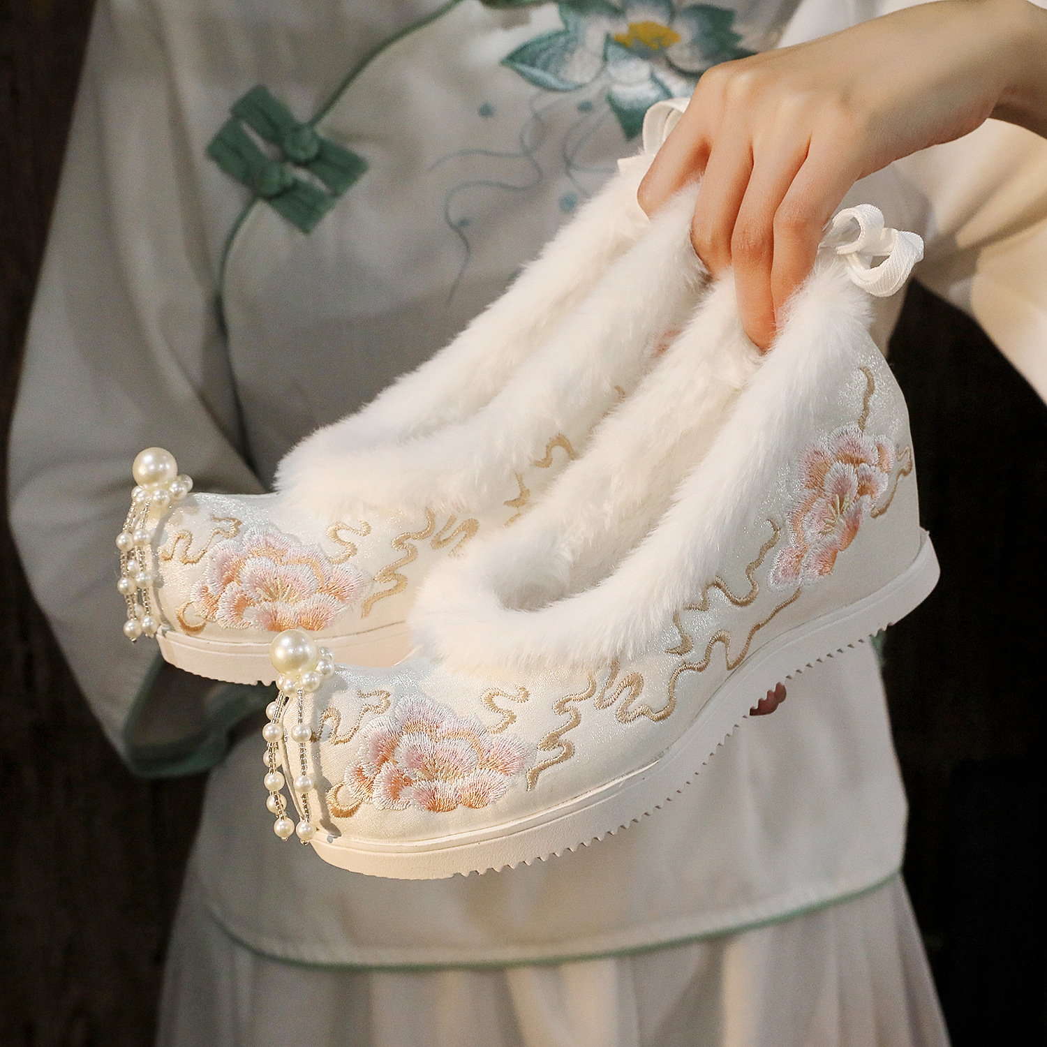 汉服鞋子女新款冬季古风搭配古装绣花鞋