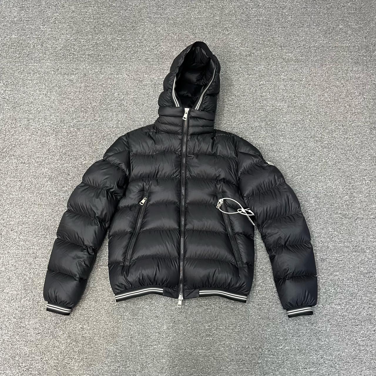 Moncler蒙口黑色连帽羽绒服 2码95新