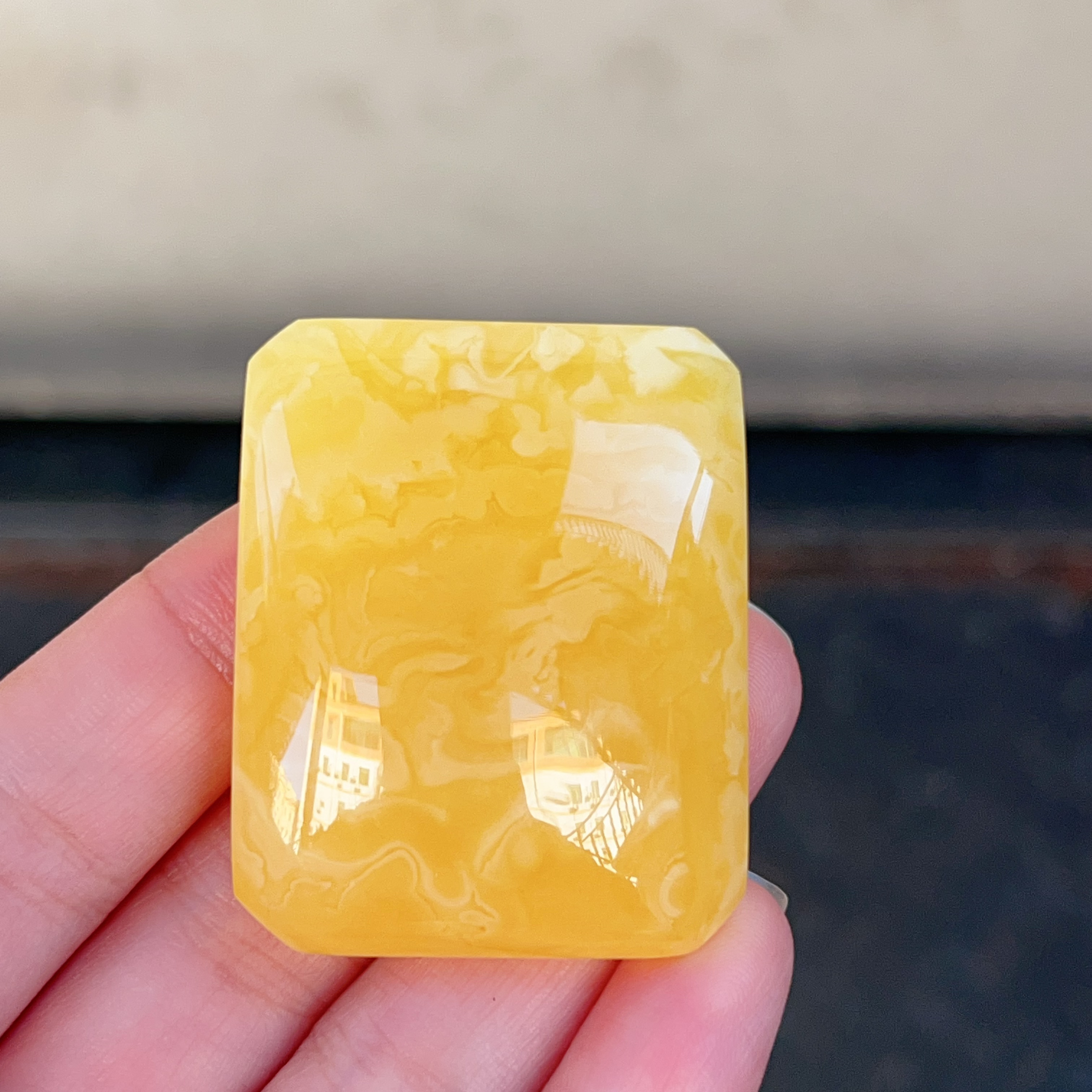 俄料满蜡鸡油黄妖花蜜蜡无事牌，尺寸44～36～13mm，16克