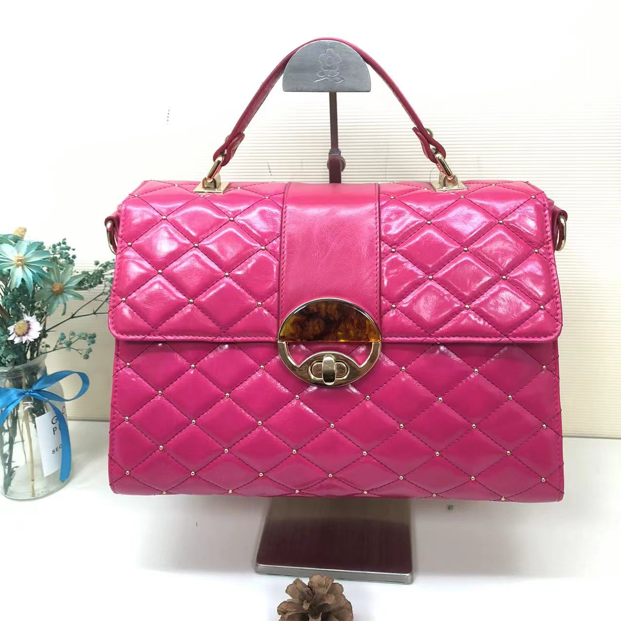 老车668152时尚油蜡牛皮女包紫色菱格口盖包口盖包斜跨奢侈玫红色