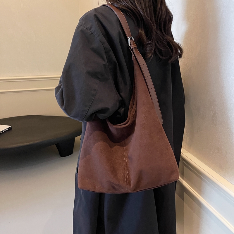 秋冬慵懒松弛感绒面大容量包包学生通勤小众2024新款女单肩斜挎包