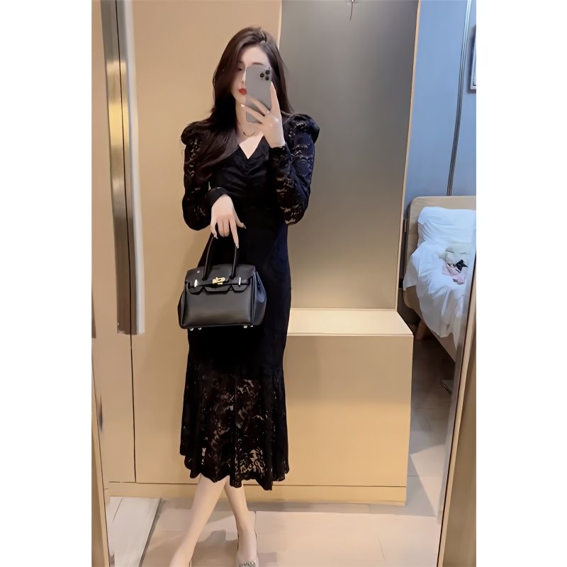 女神高端蕾丝女人味连衣裙女2023春季新款设计感V领黑色显瘦裙子