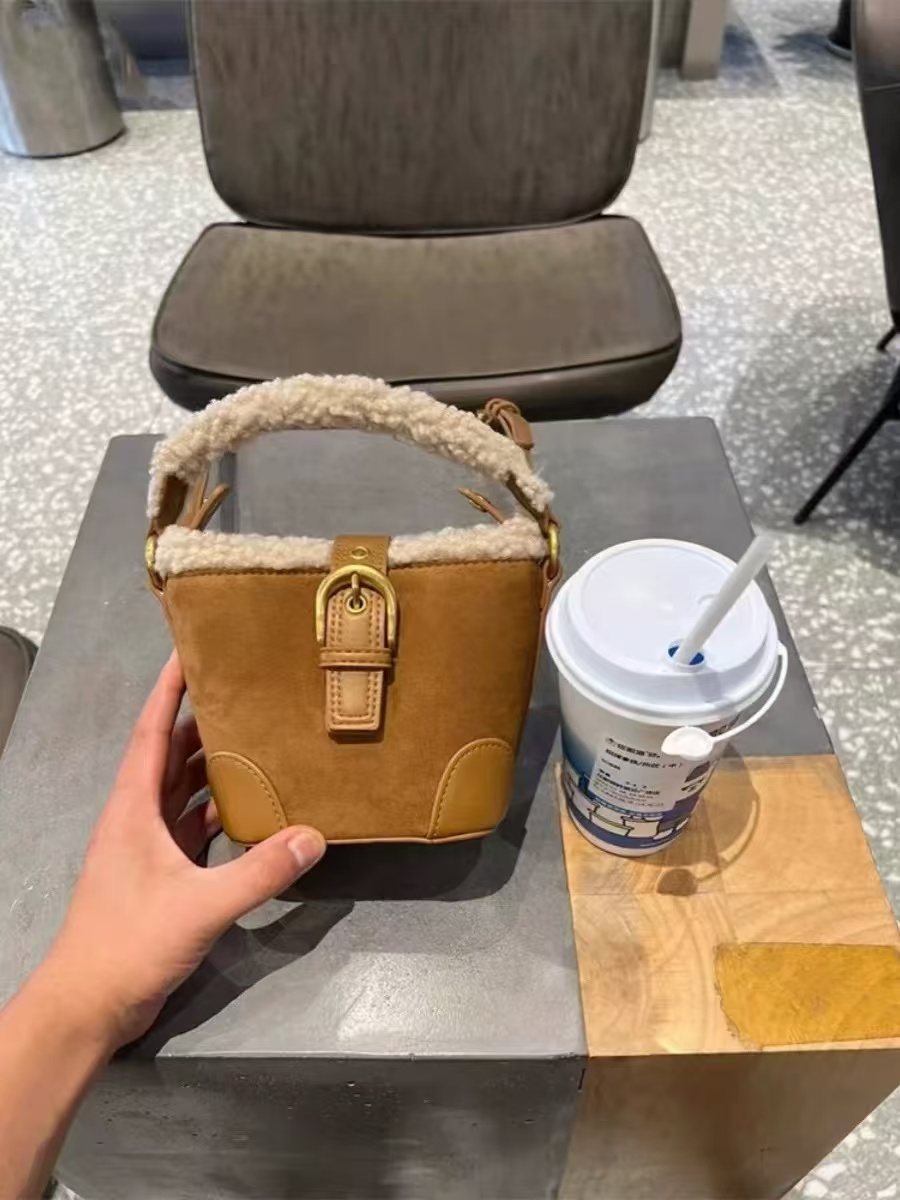 秋冬羊羔毛迷你水桶包2025新款美拉德绒面复古手提包单肩斜挎小包