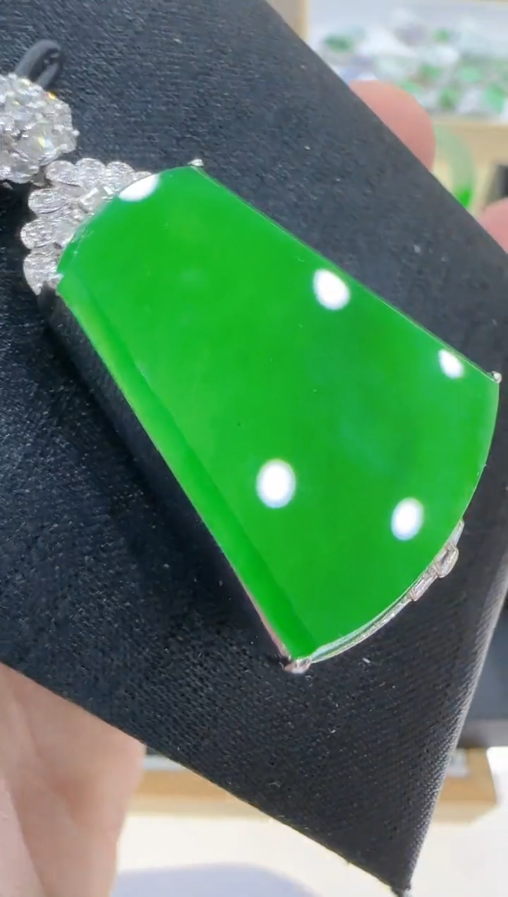 【闪购商品】翡翠吊坠(不含链)18K金镶嵌
