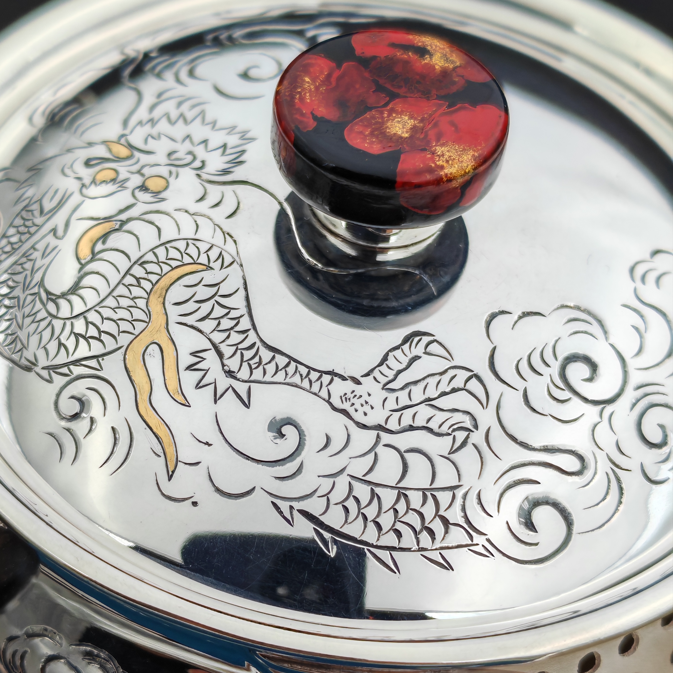 王师-龙纹雕刻纯银宝瓶，容量170毫升