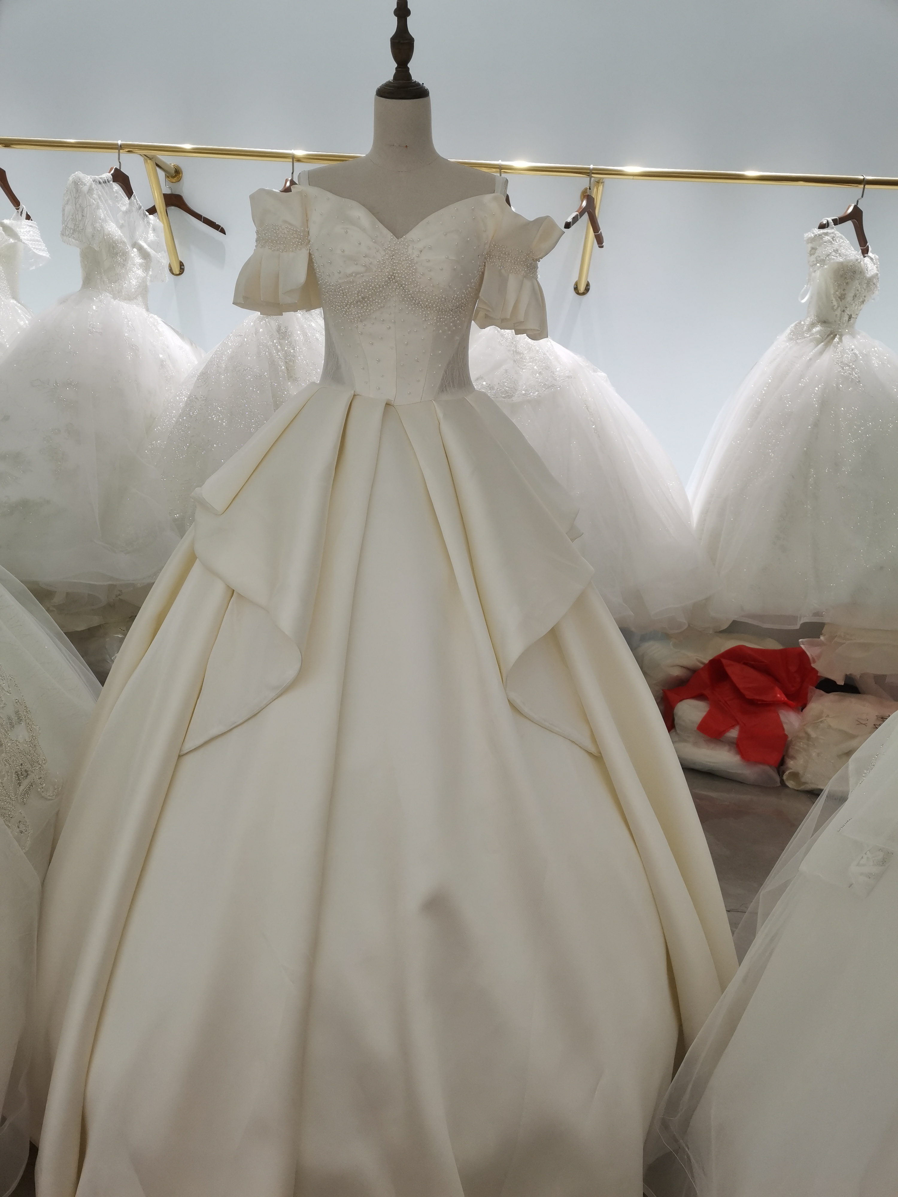 新款缎面一字肩齐地拖尾婚纱