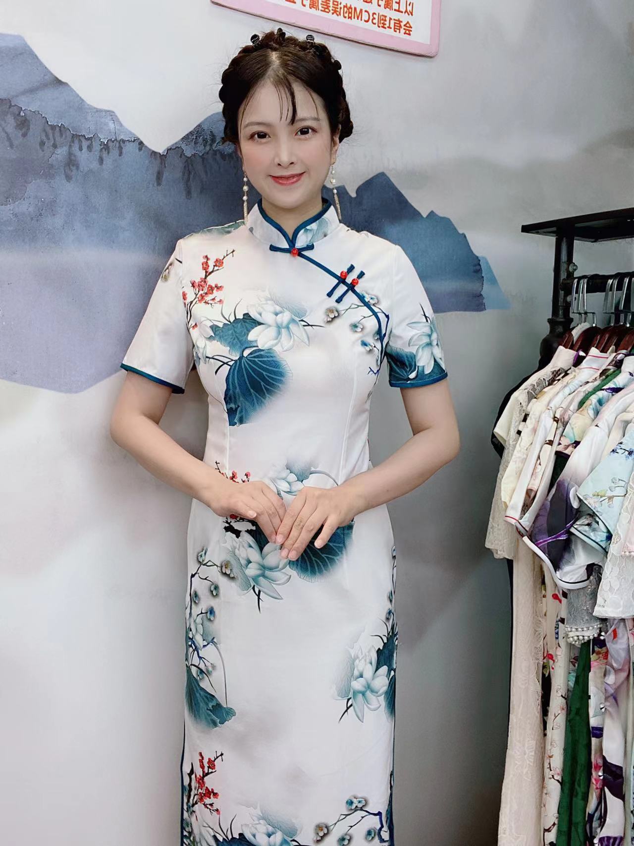 323 芙蓉出水上新 白底  单层青叶 白荷花旗袍