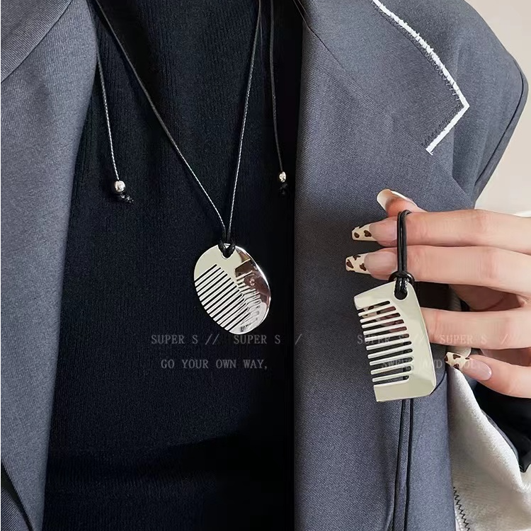 钛钢皮质项链 时髦感小梳子钛钢黑色皮绳项链高级感卫衣链毛衣链