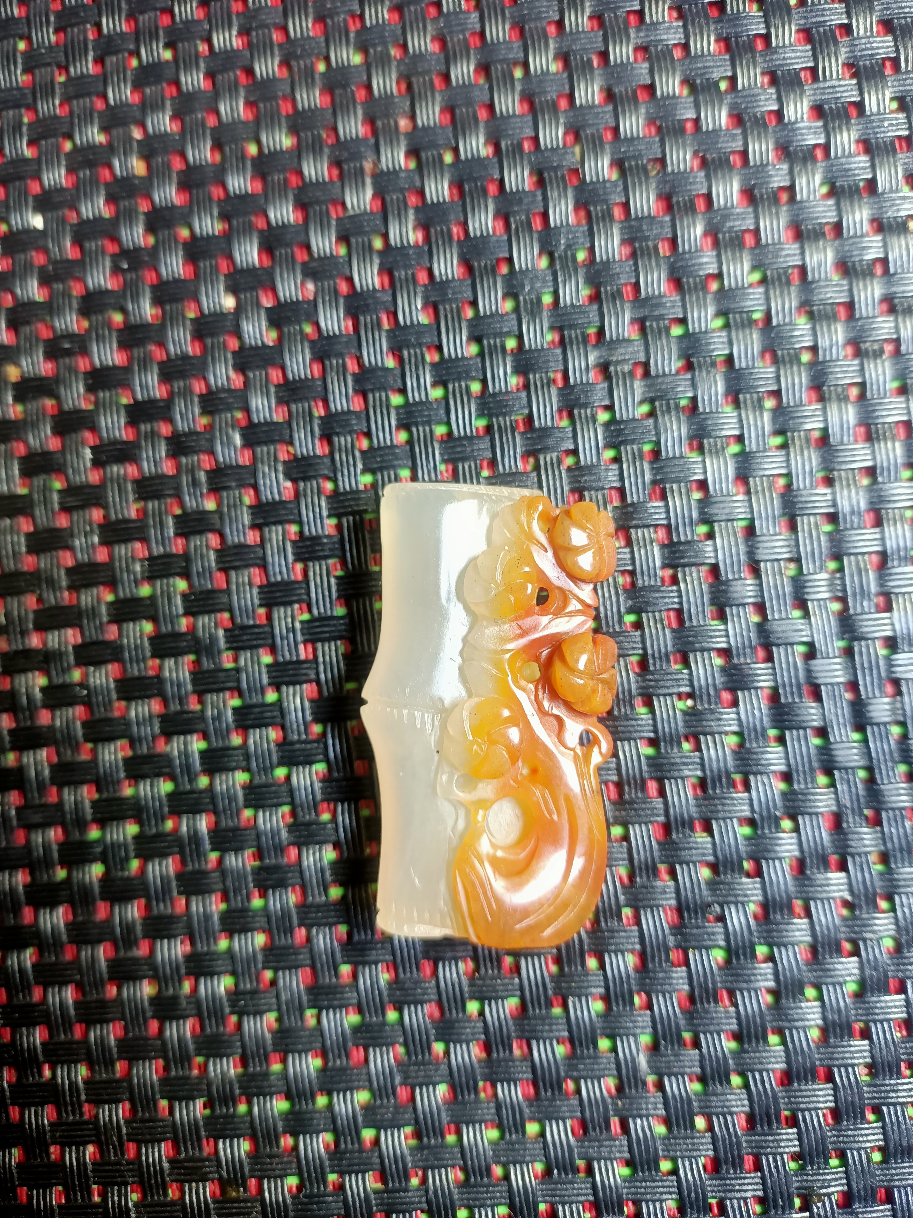 黄龙玉俏色挂坠