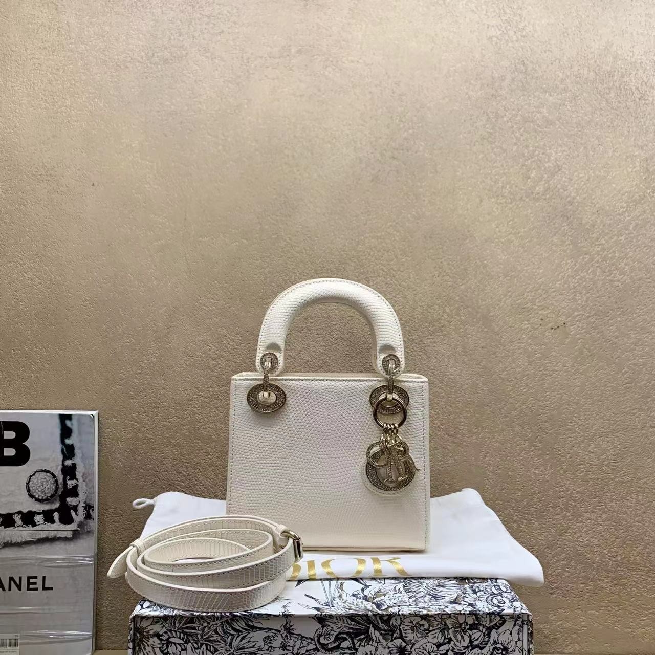 95新  壹臻中古/Dior 白色钻扣格戴妃 /64546021