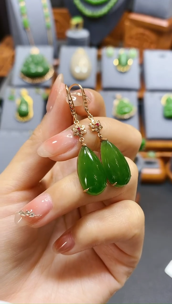 【闪购商品】和田玉碧玉水滴耳钩18K金镶嵌*