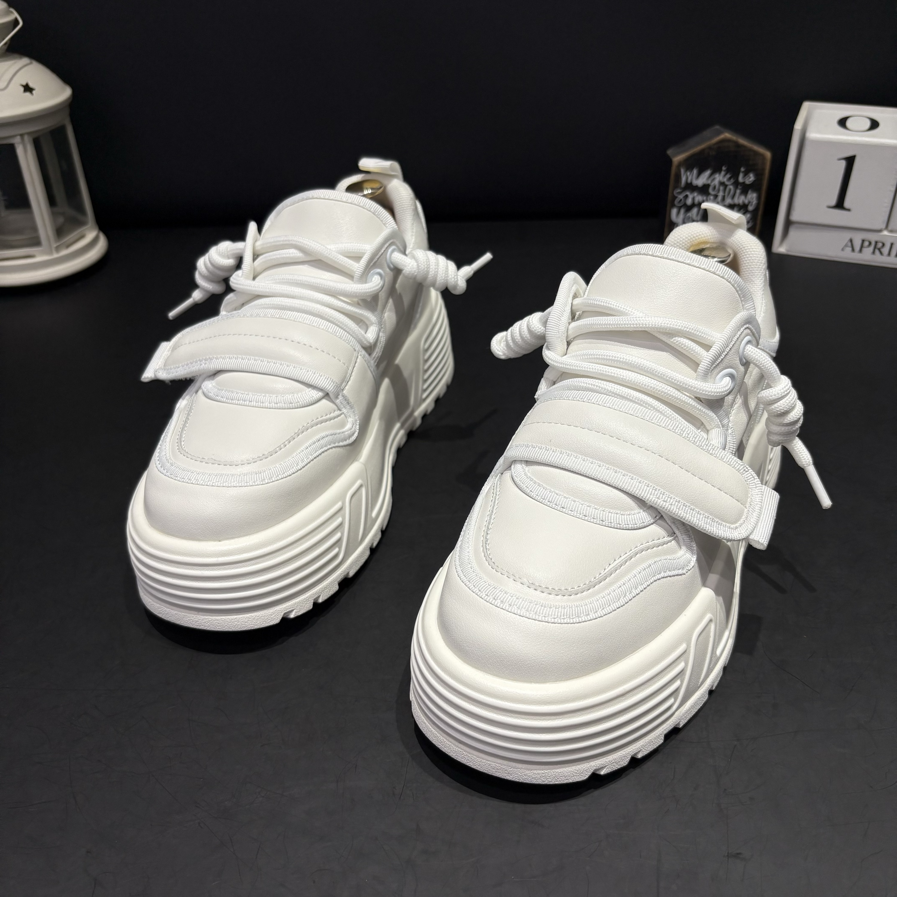 春秋新款男士小白鞋魔术贴小丑鞋厚底增高超轻板鞋高级潮牌休闲鞋