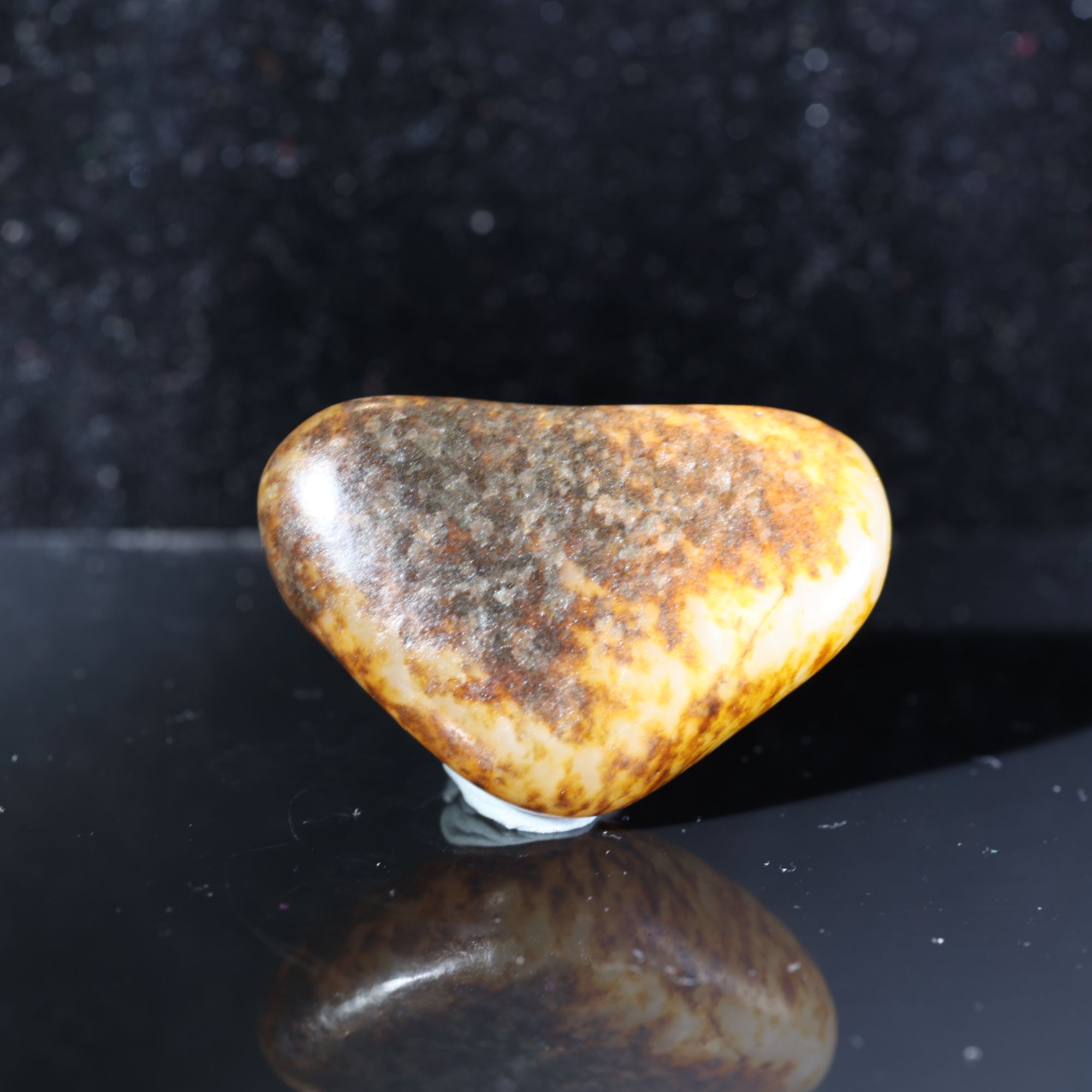 和田玉原石26.6克元宝型