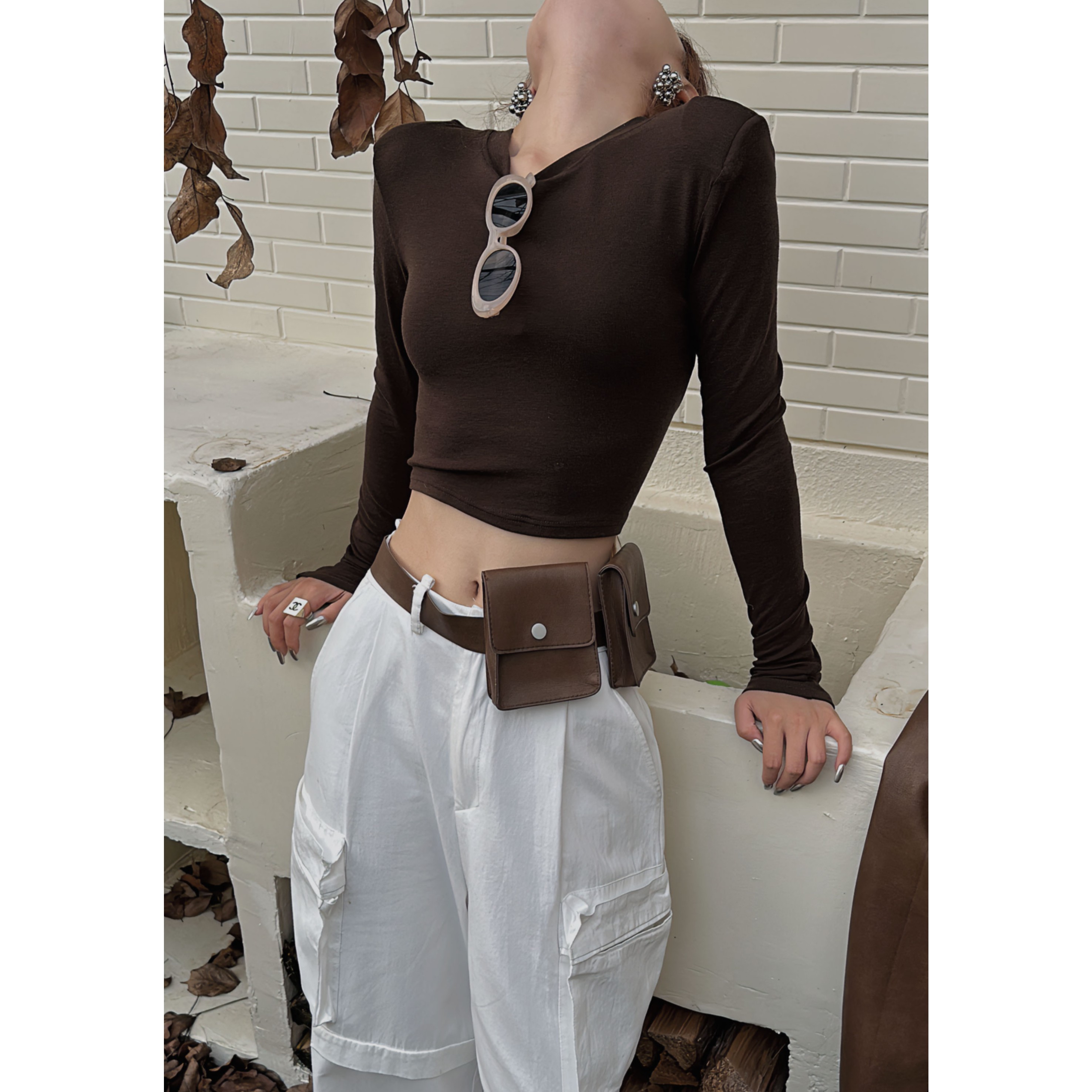 DOU×【美式布朗尼】初春新款设计感纯色修身露背百搭垫肩长袖