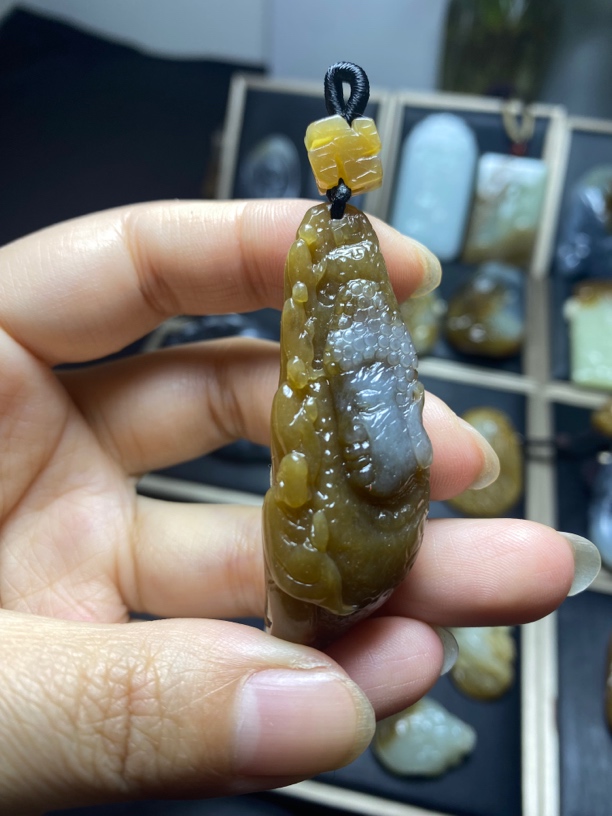 和田玉糖白俏色佛观天下挂件 尺寸56*22*20 重量34克